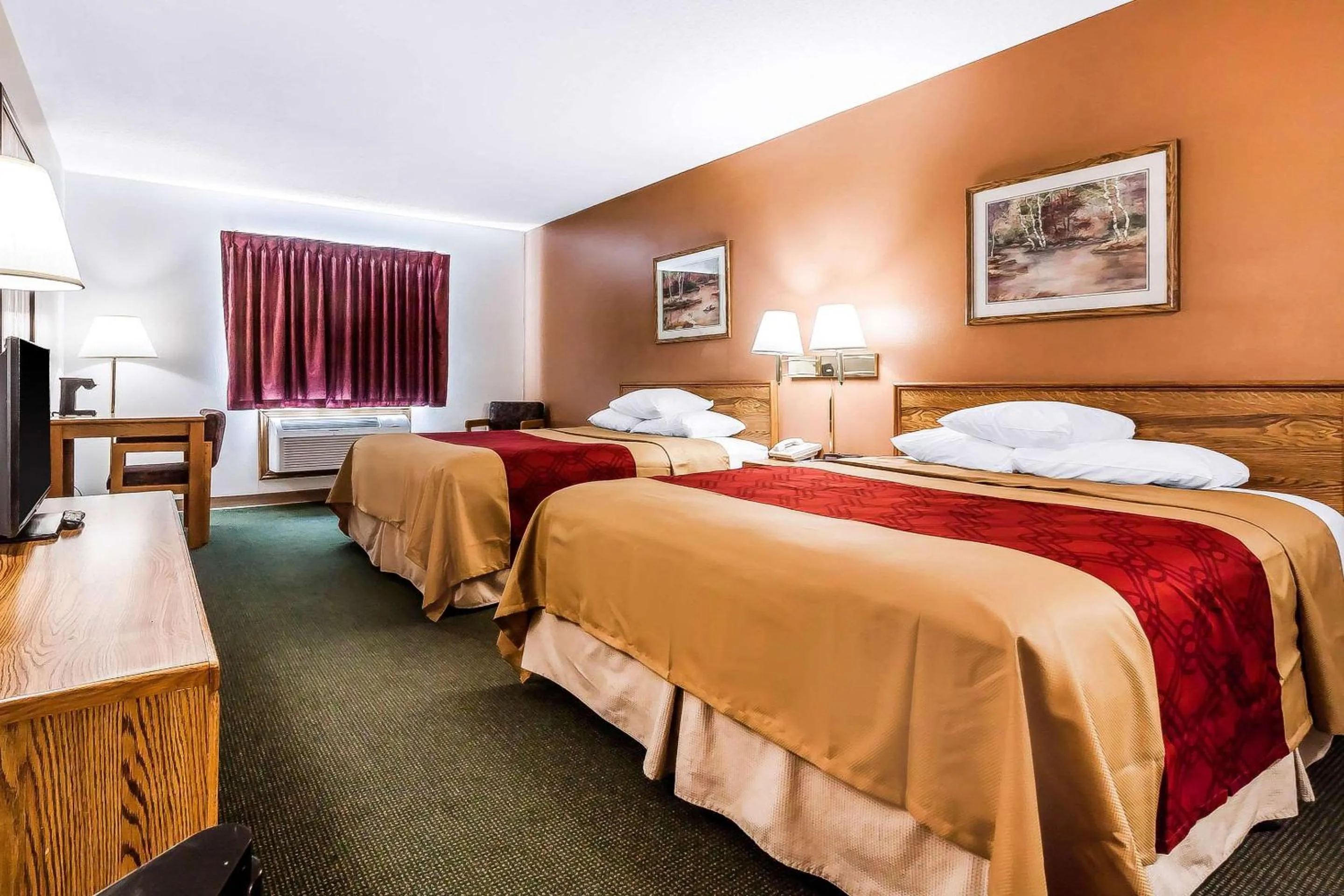 Photo of the whole room, Bed in Rodeway Inn