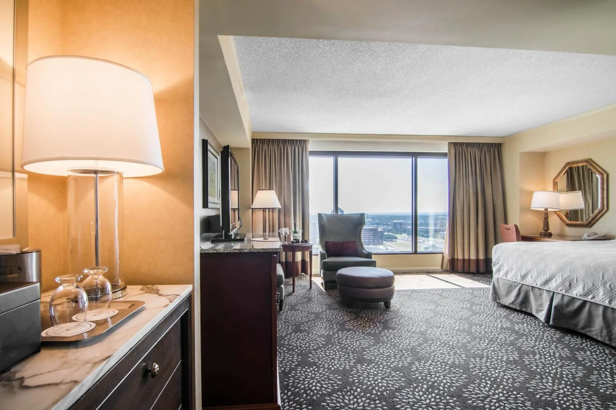 Photo of the whole room, Bed in Omni Las Colinas Hotel