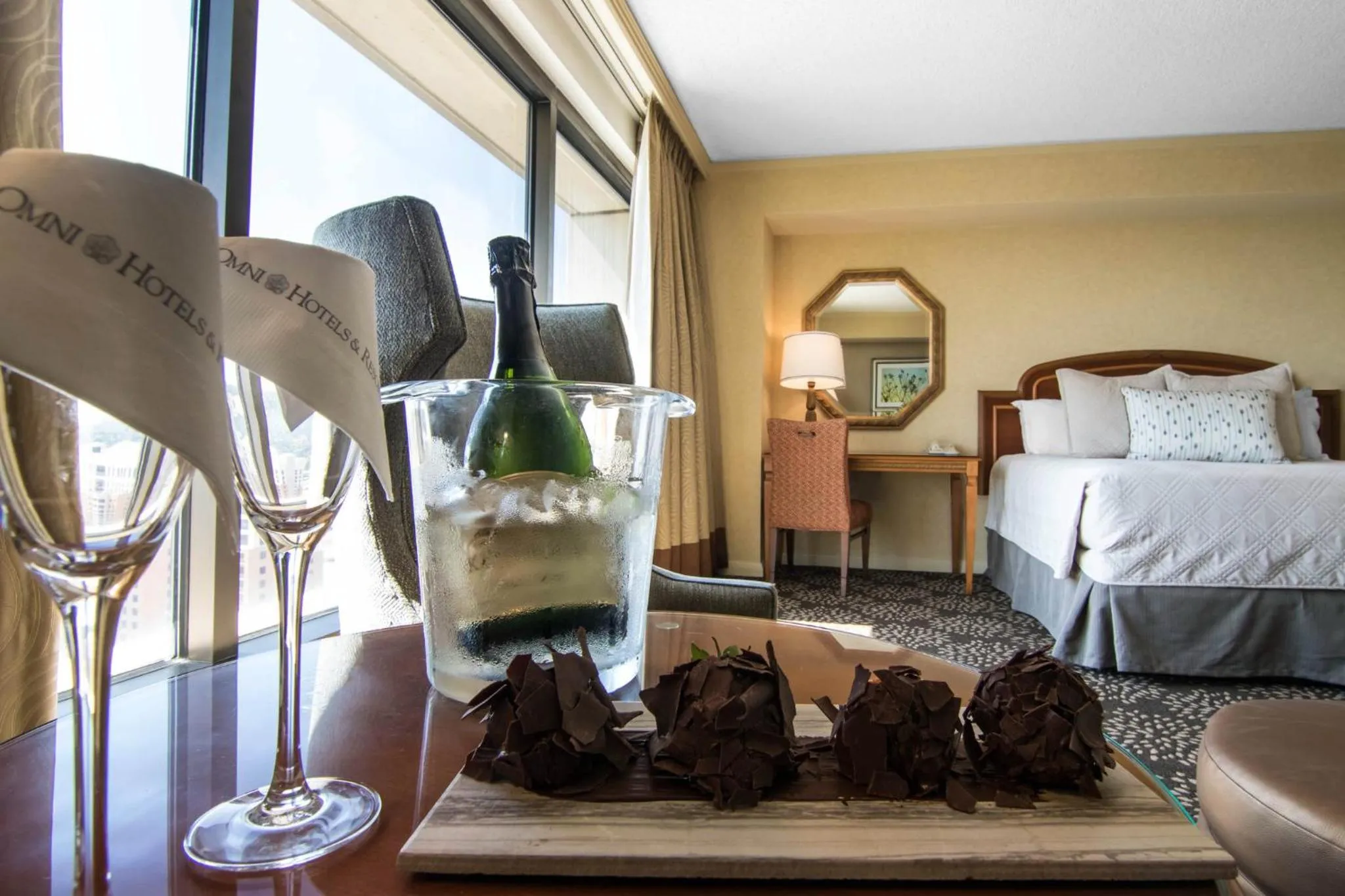 Photo of the whole room, Bed in Omni Las Colinas Hotel