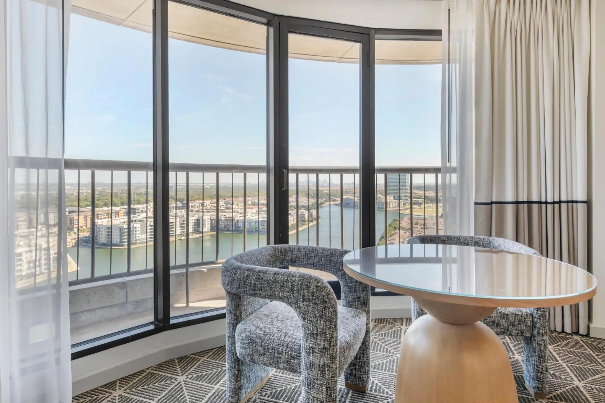 Bedroom in Omni Las Colinas Hotel