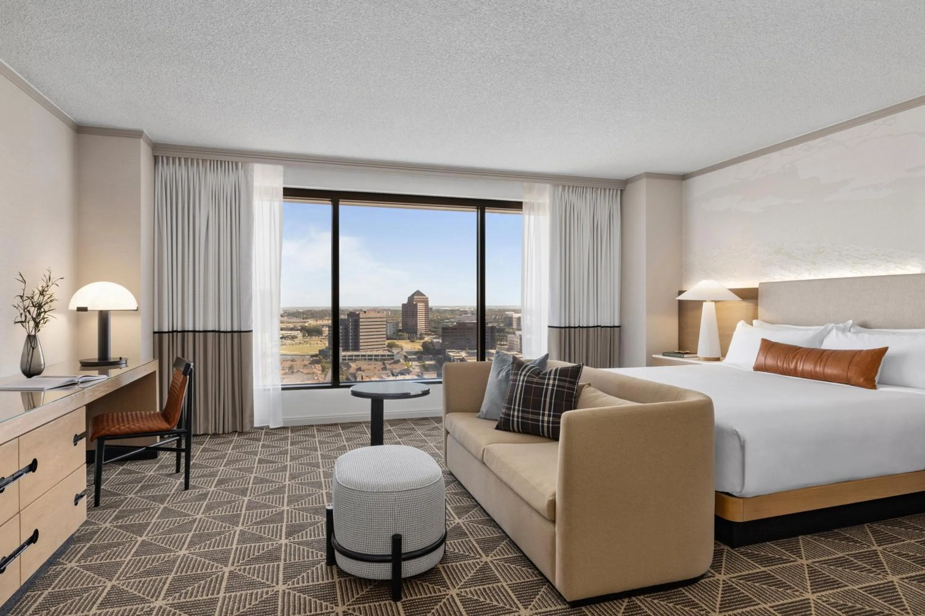 Photo of the whole room, Bed in Omni Las Colinas Hotel