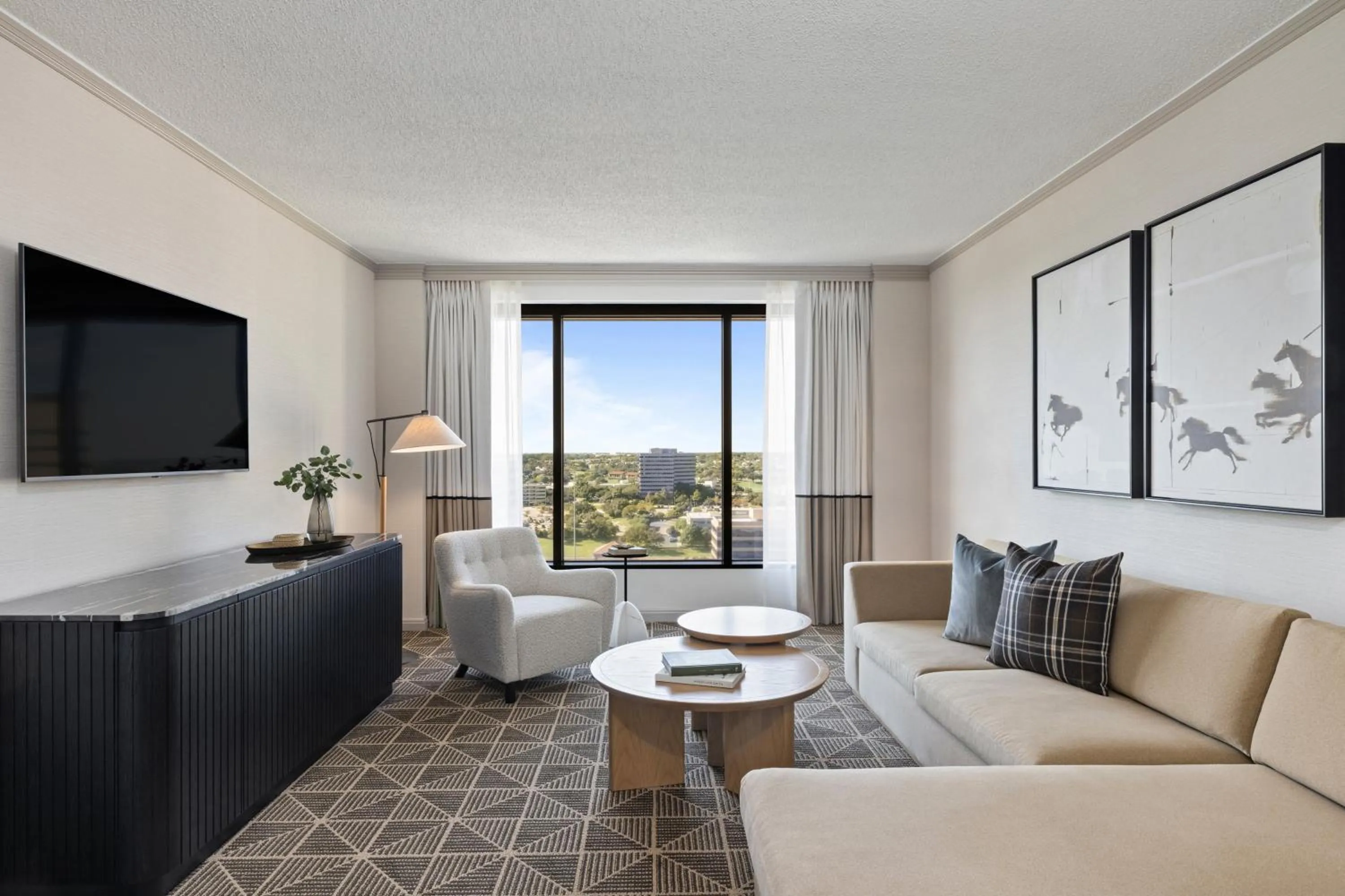 Photo of the whole room in Omni Las Colinas Hotel