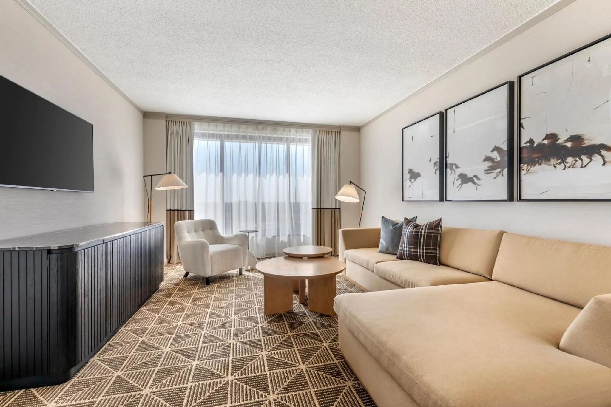 Photo of the whole room in Omni Las Colinas Hotel