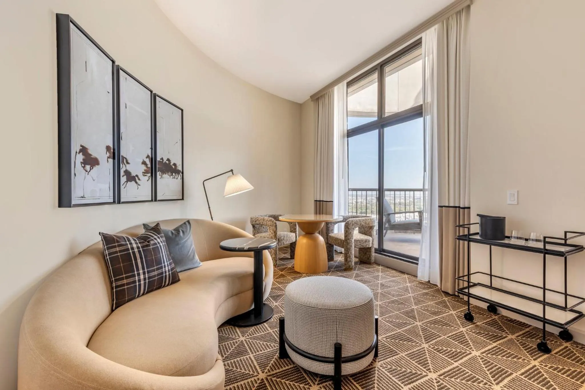 Bedroom in Omni Las Colinas Hotel