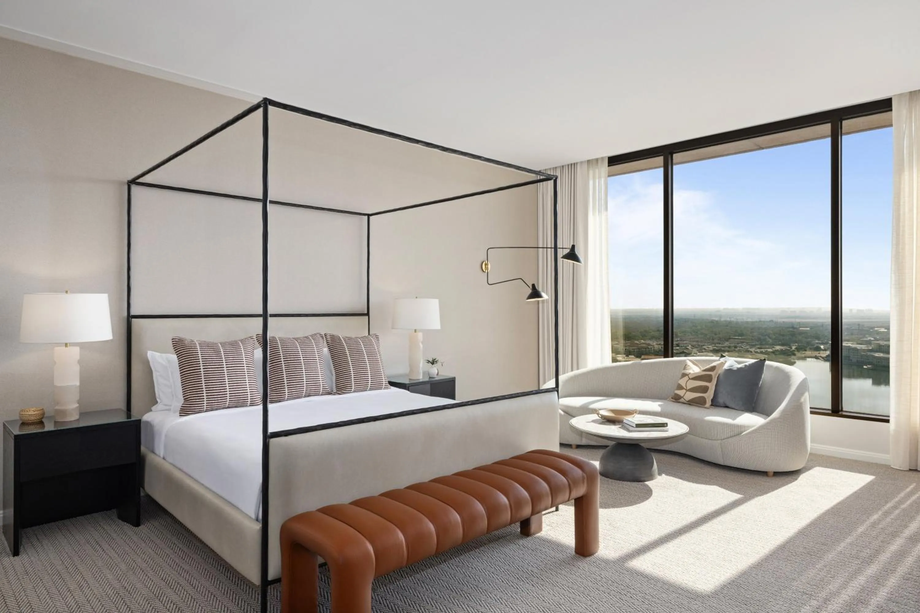 Photo of the whole room, Bed in Omni Las Colinas Hotel