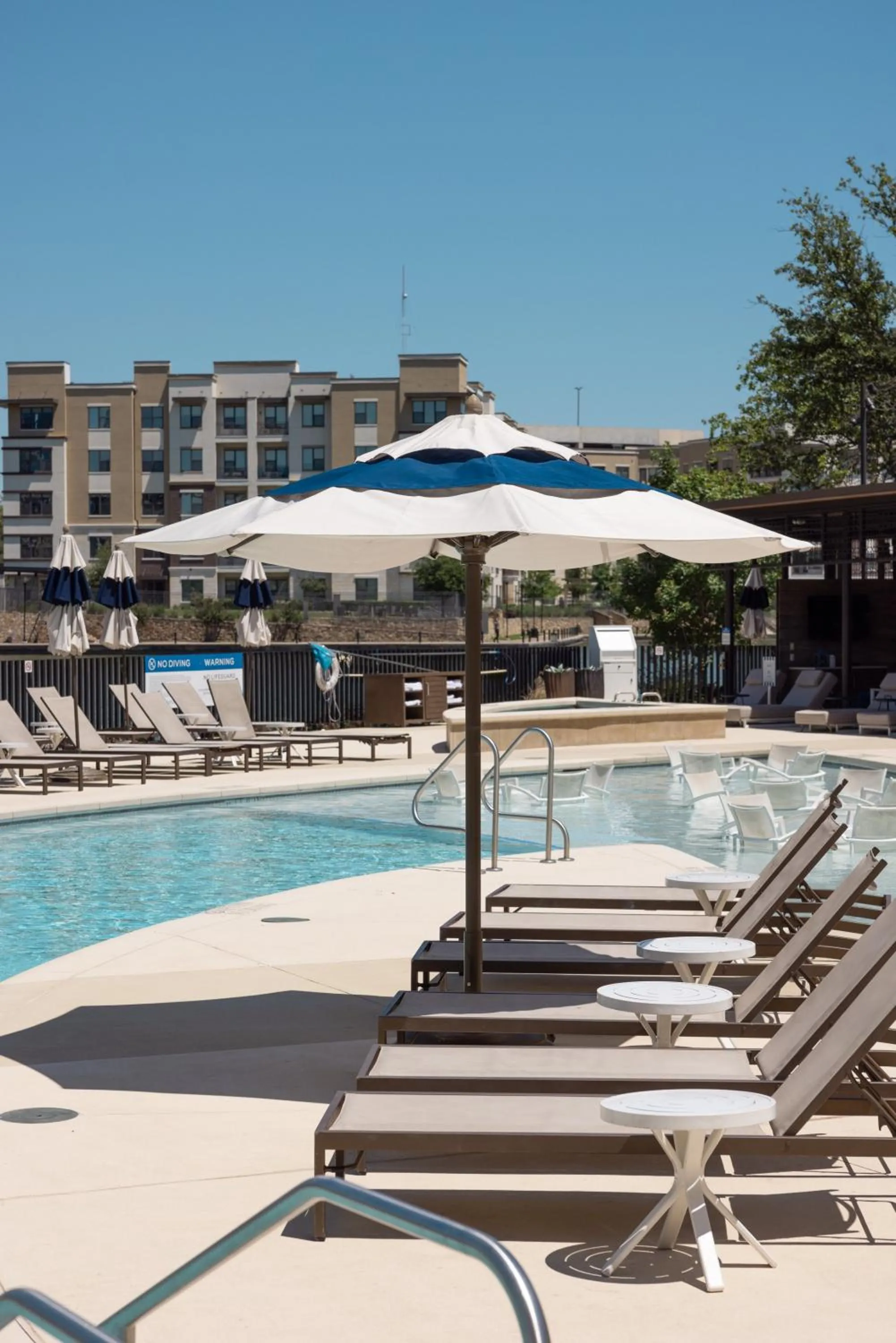 Swimming pool in Omni Las Colinas Hotel