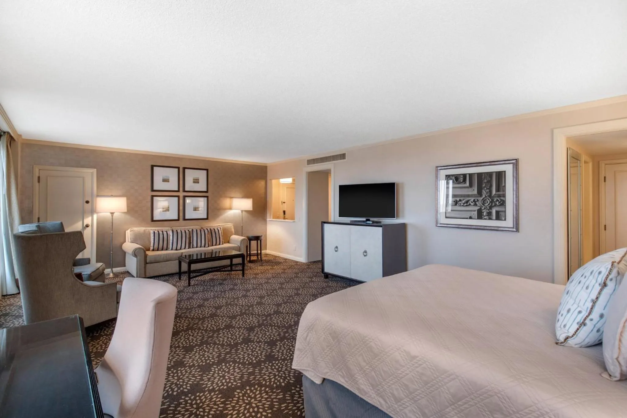 Bedroom, Bed in Omni Las Colinas Hotel