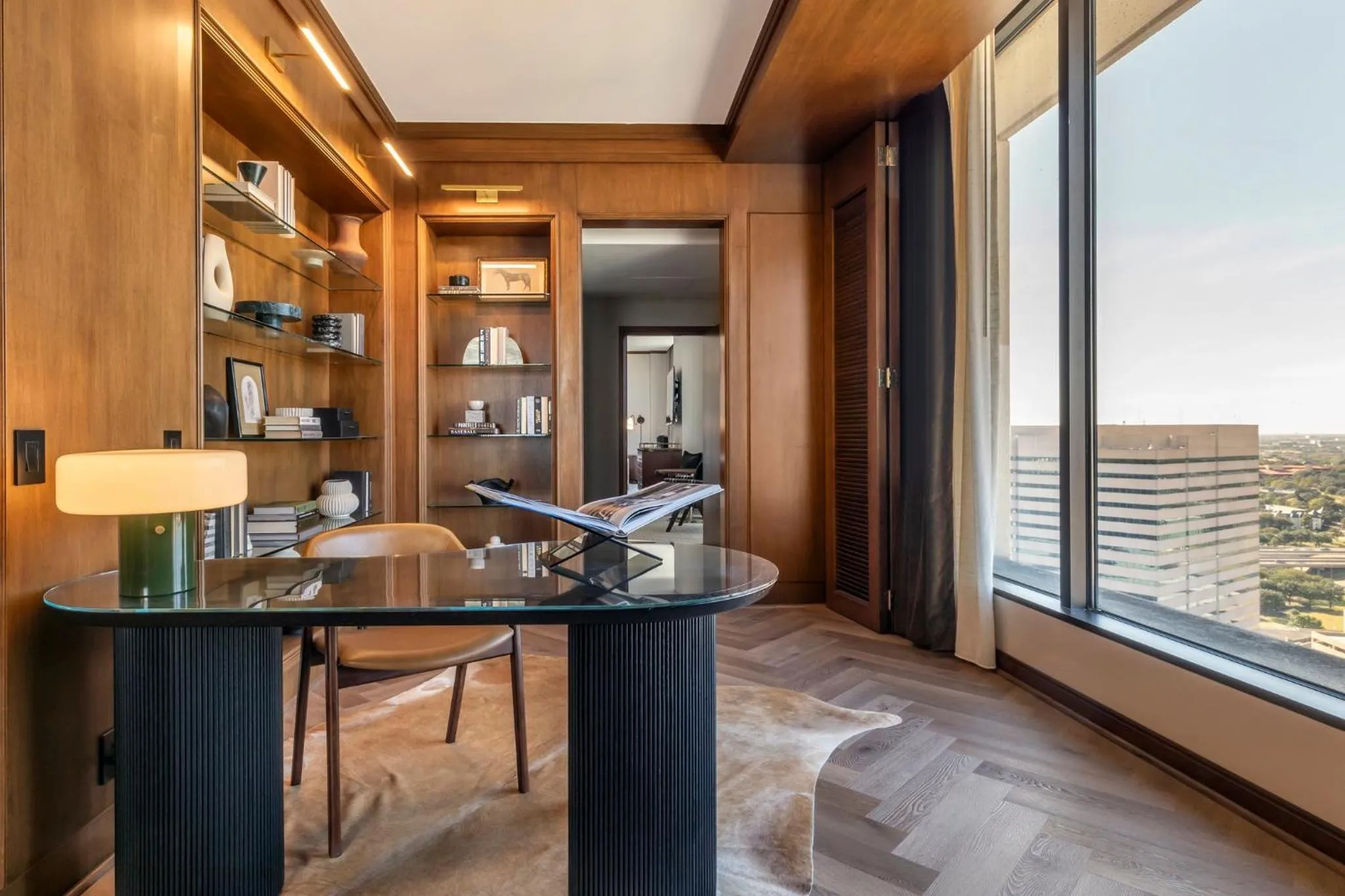 Bedroom in Omni Las Colinas Hotel