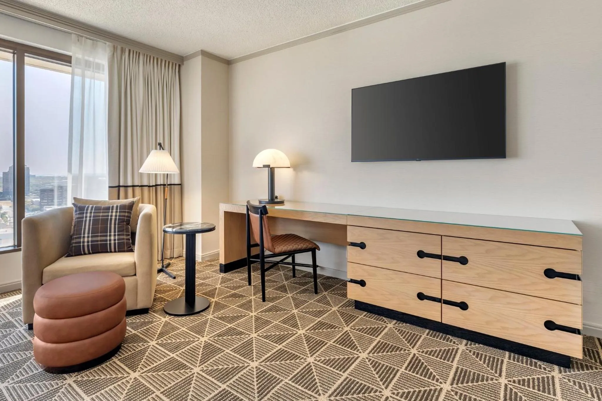 Photo of the whole room in Omni Las Colinas Hotel