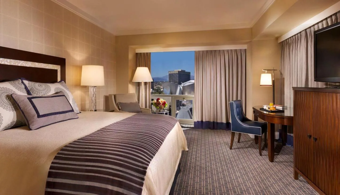 Photo of the whole room, Bed in Omni Los Angeles Hotel