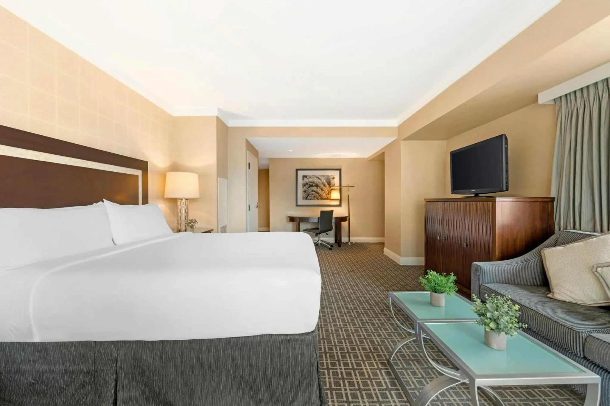 Bedroom, Bed in Omni Los Angeles Hotel