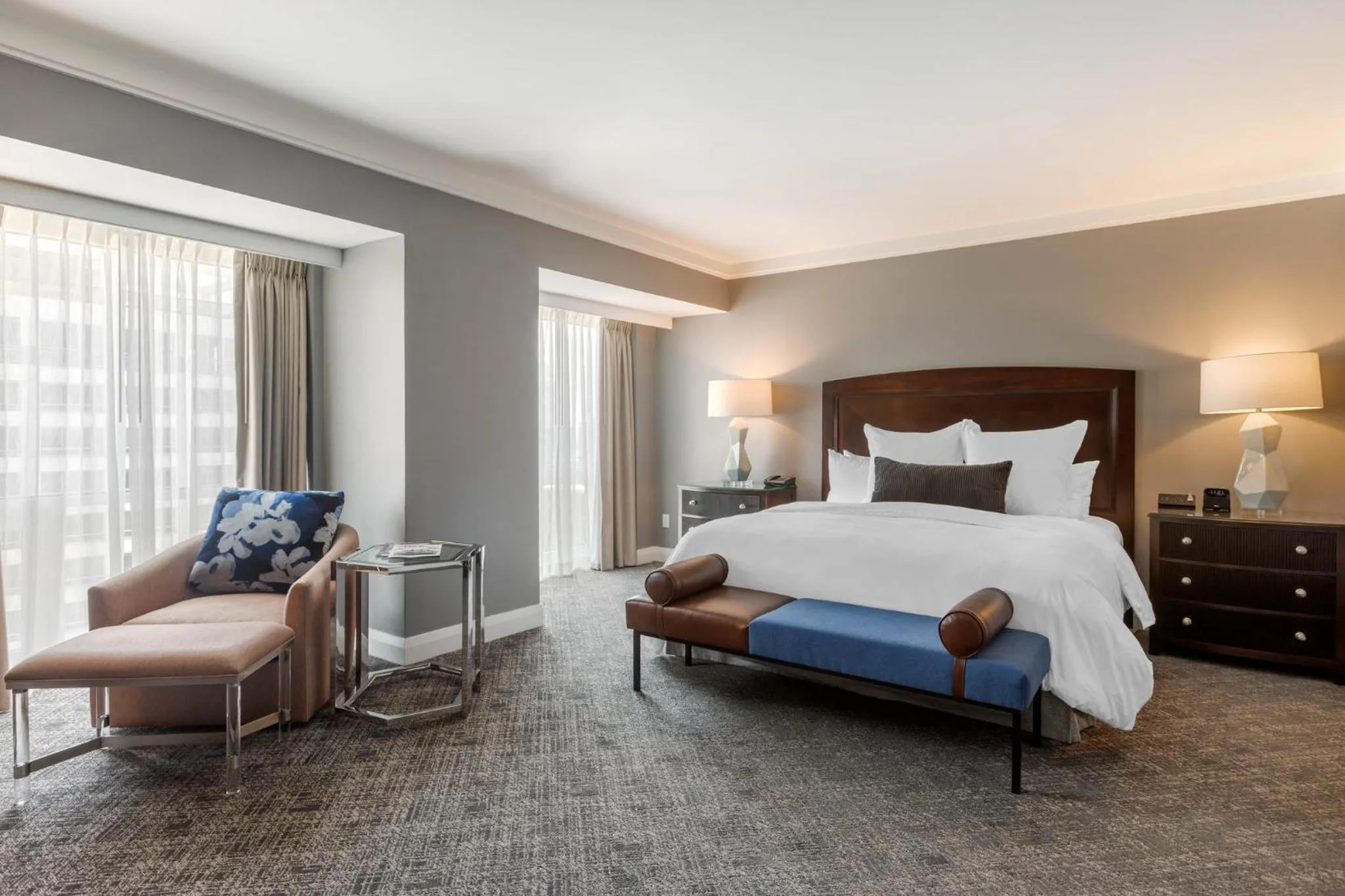 Photo of the whole room, Bed in Omni Los Angeles Hotel