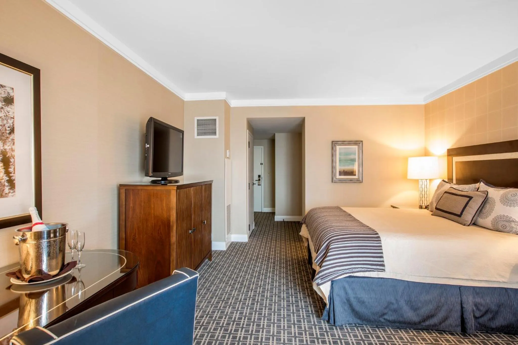 Bedroom, Bed in Omni Los Angeles Hotel