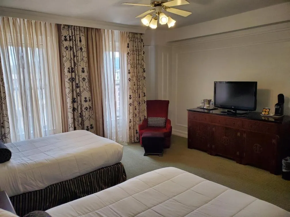 Photo of the whole room, Bed in Arlington Resort Hotel & Spa