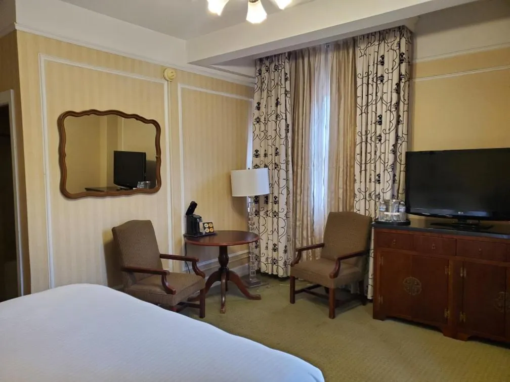 Photo of the whole room, Bed in Arlington Resort Hotel & Spa