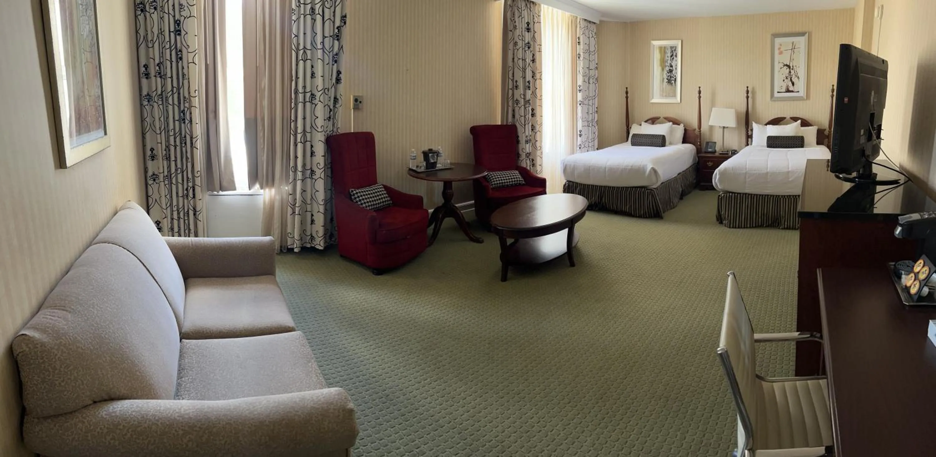 Photo of the whole room, Bed in Arlington Resort Hotel & Spa