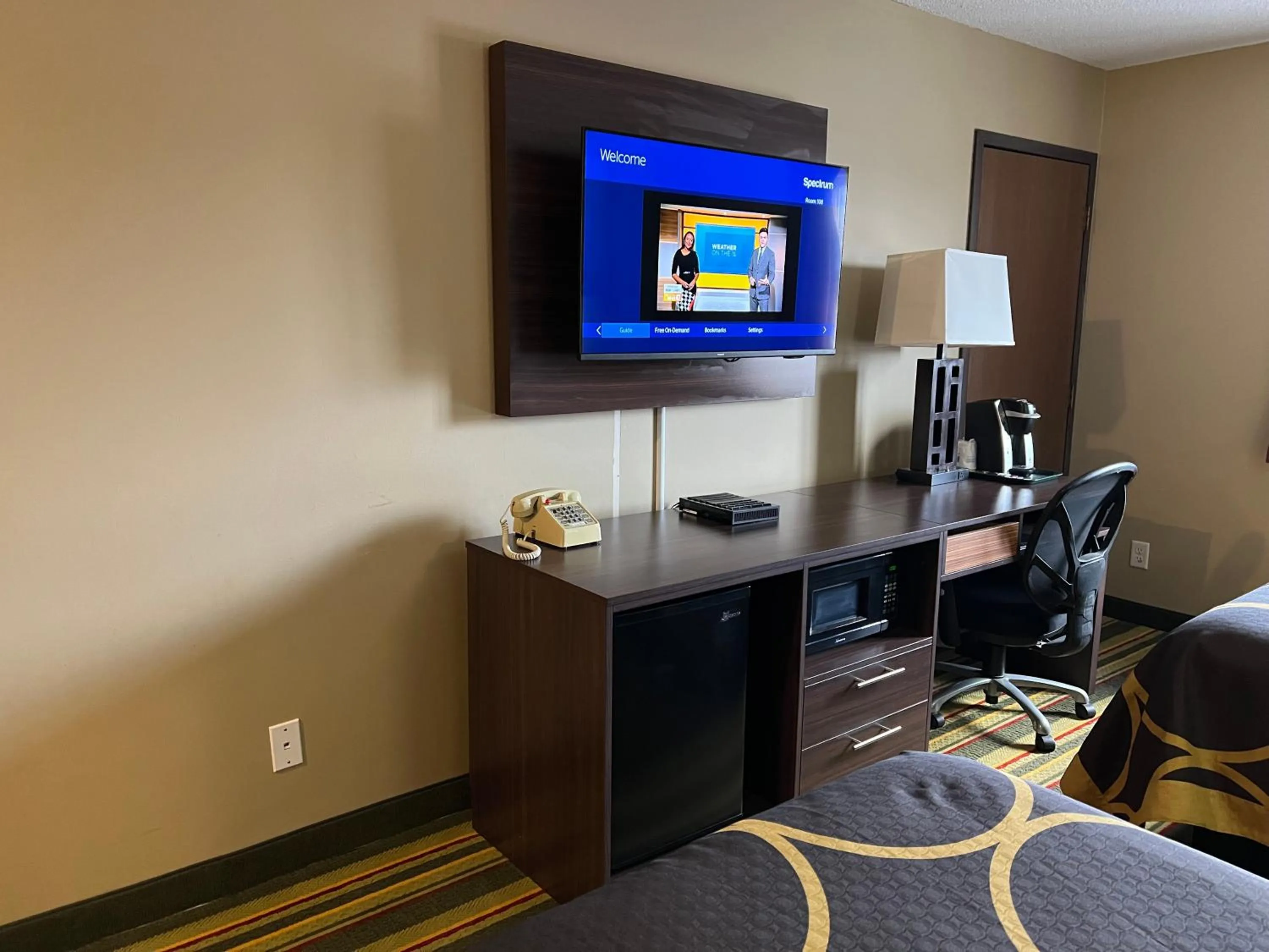 TV and multimedia in Super 8 by Wyndham Superior WI