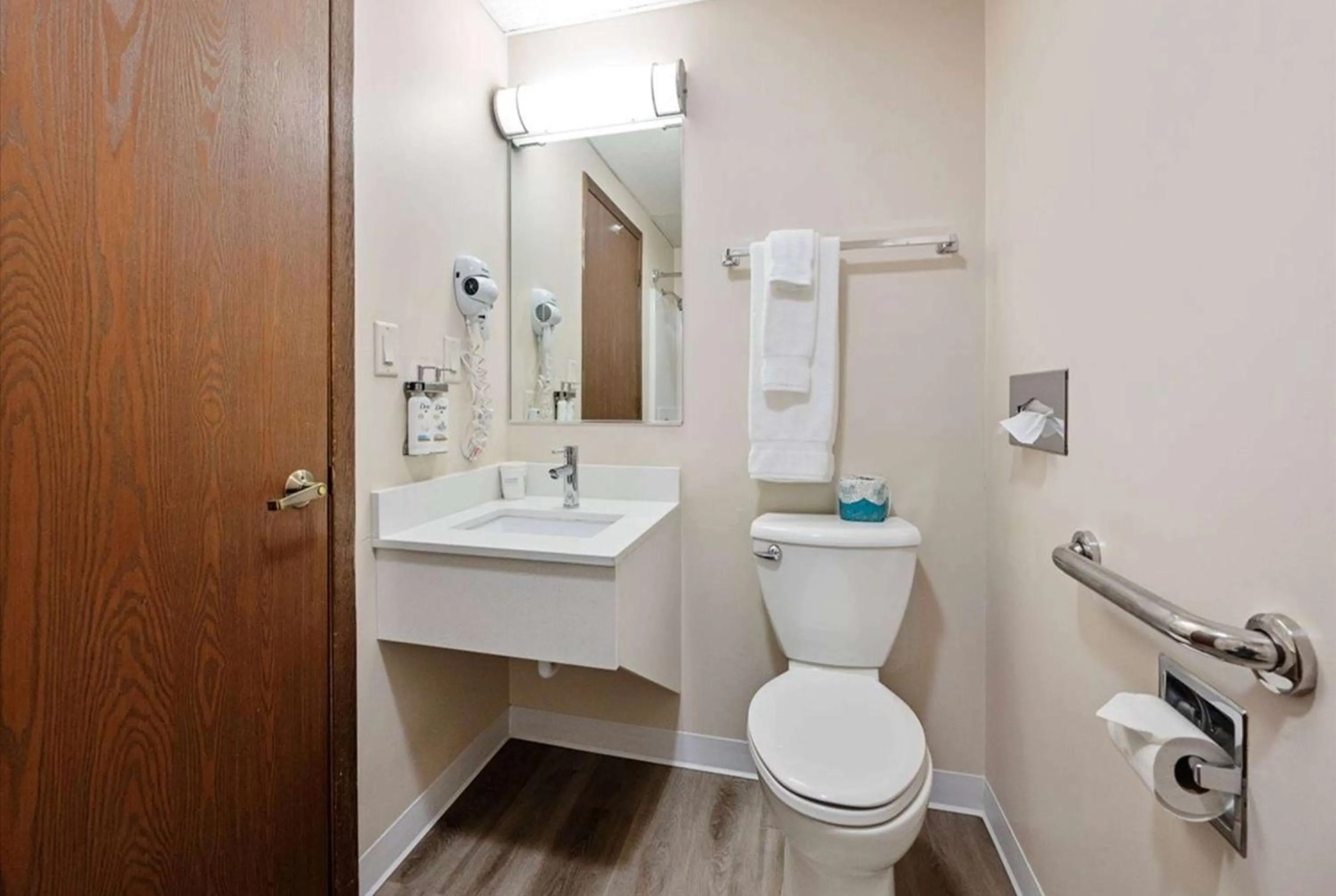 TV and multimedia in Super 8 by Wyndham Superior WI