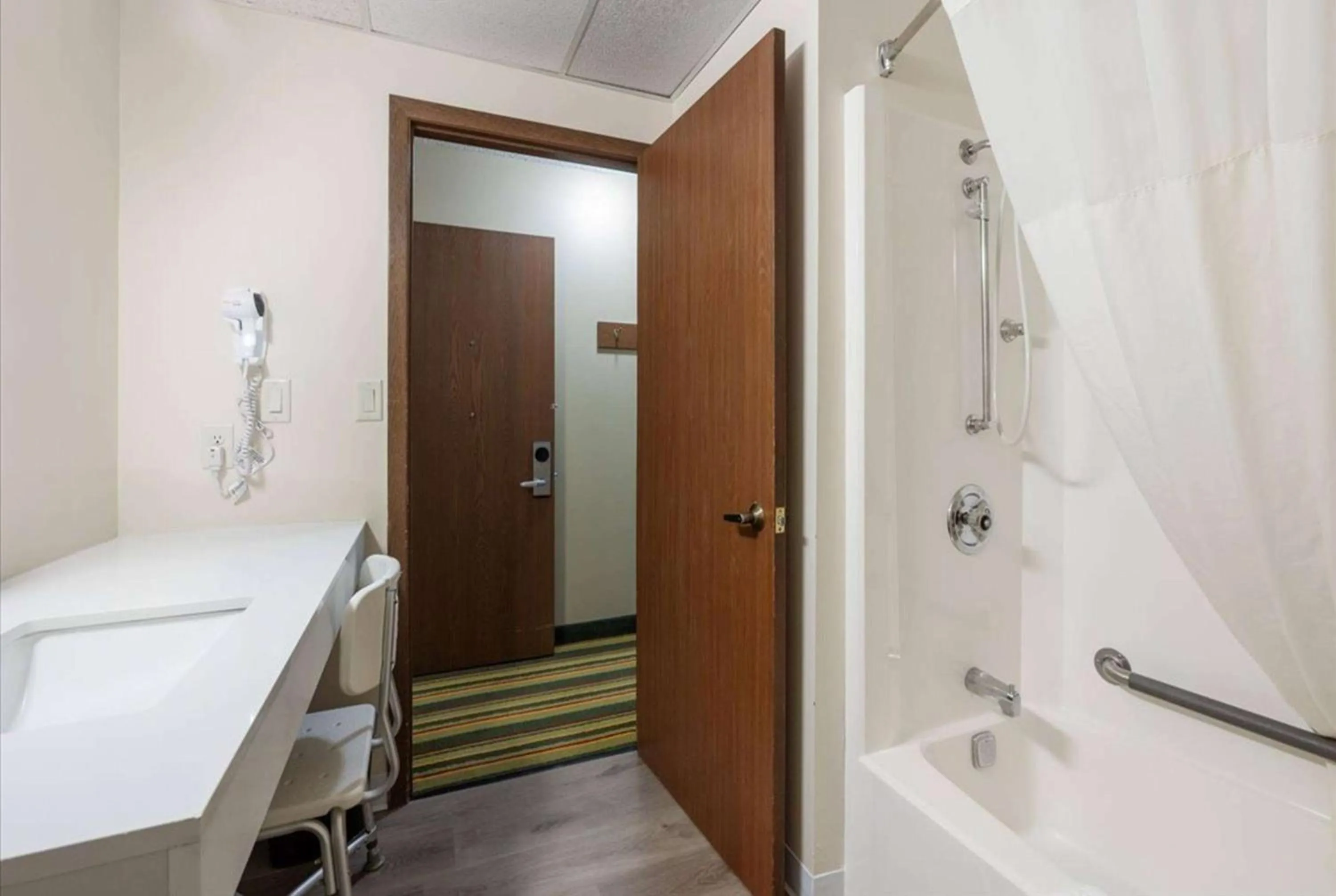 TV and multimedia in Super 8 by Wyndham Superior WI