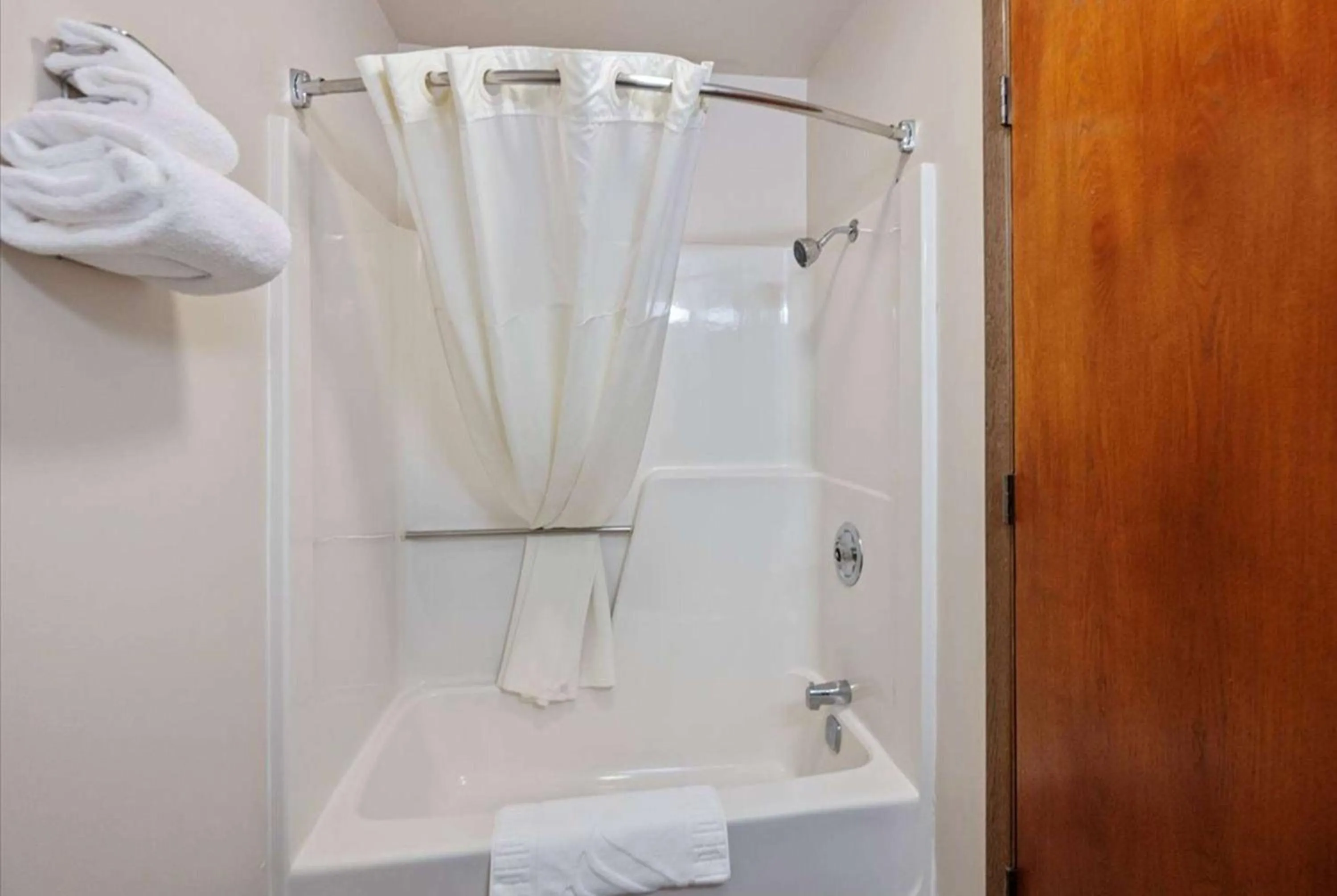 TV and multimedia in Super 8 by Wyndham Superior WI