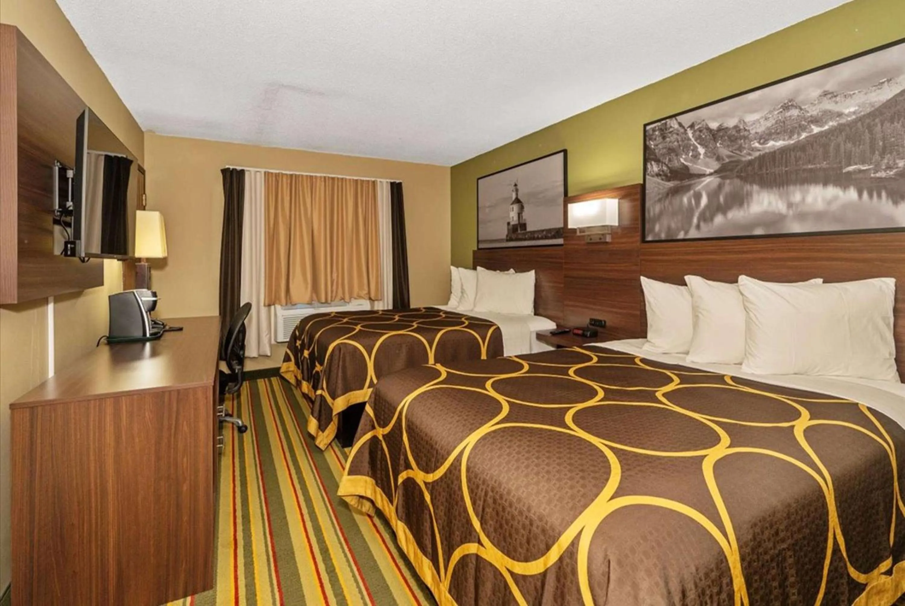 Photo of the whole room, Bed in Super 8 by Wyndham Superior WI