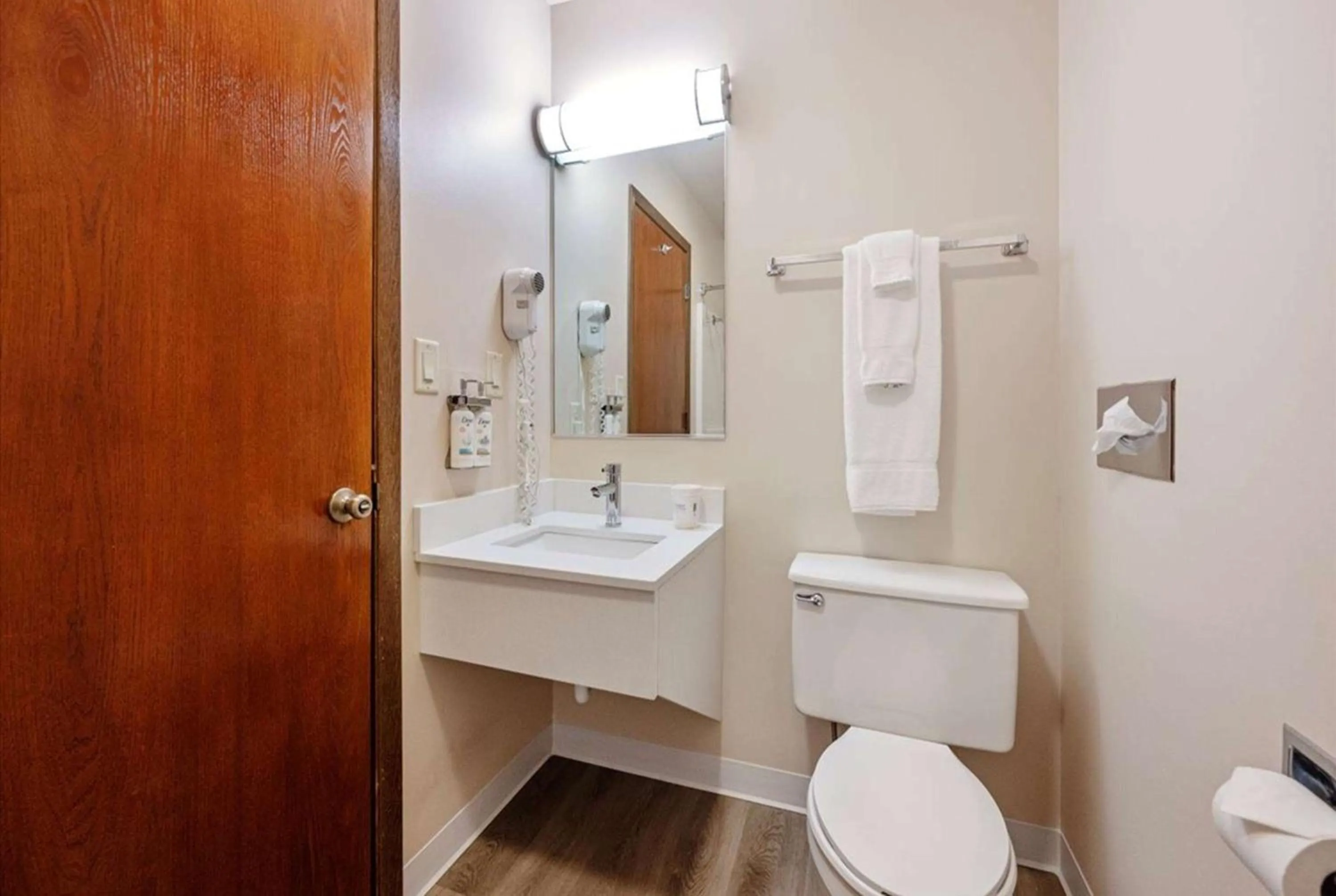 TV and multimedia in Super 8 by Wyndham Superior WI