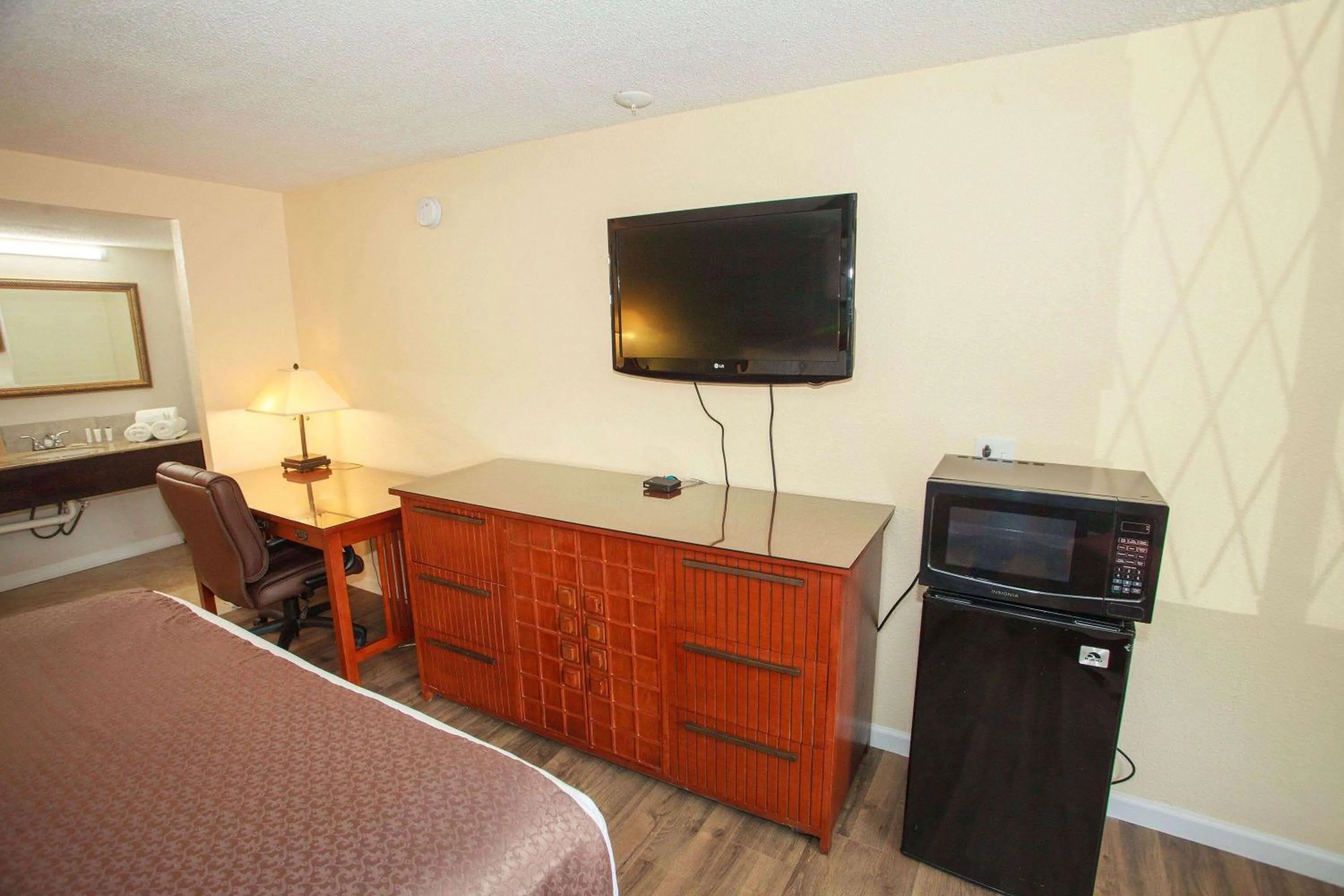 Photo of the whole room in Travelodge by Wyndham Macon West