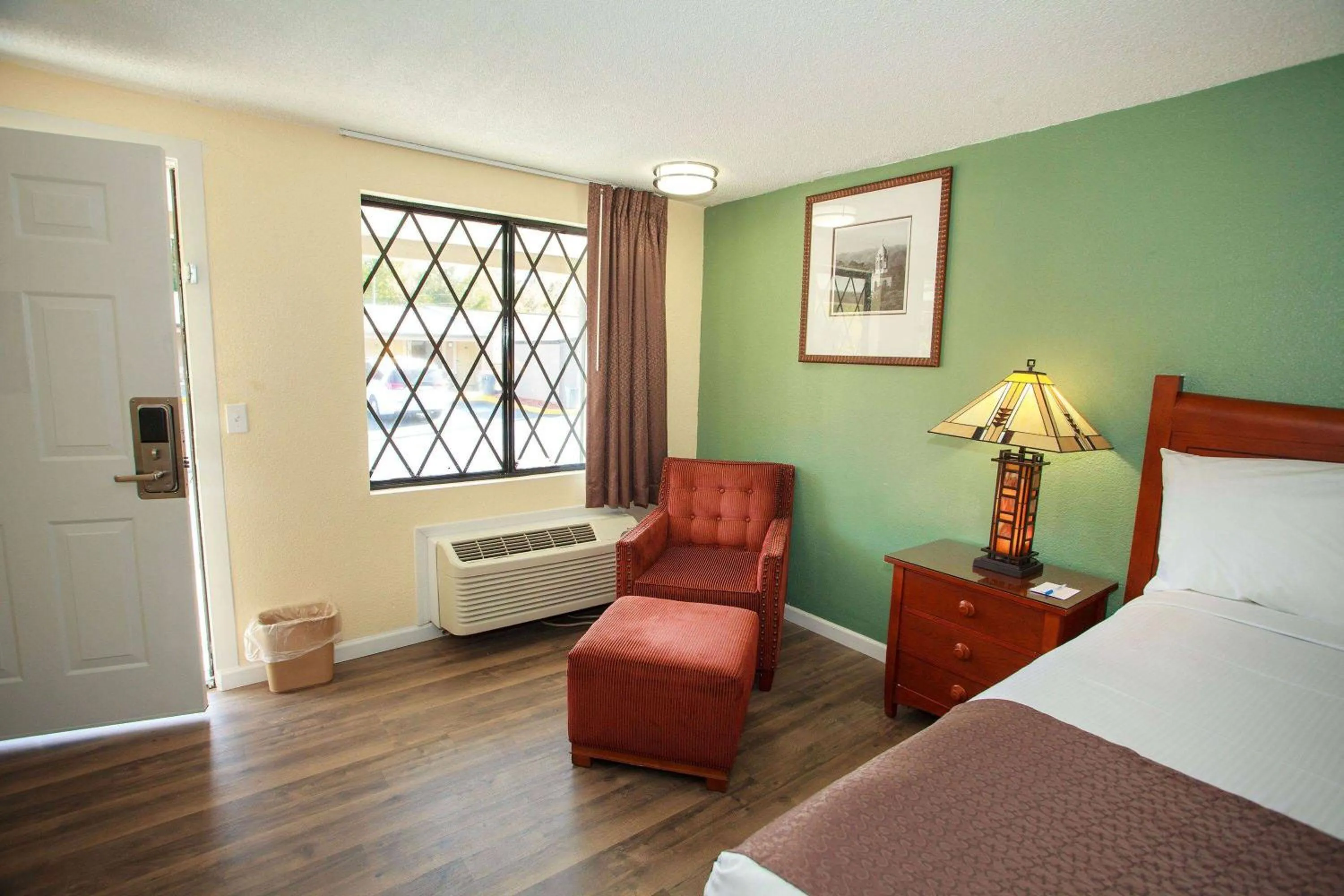 Photo of the whole room in Travelodge by Wyndham Macon West