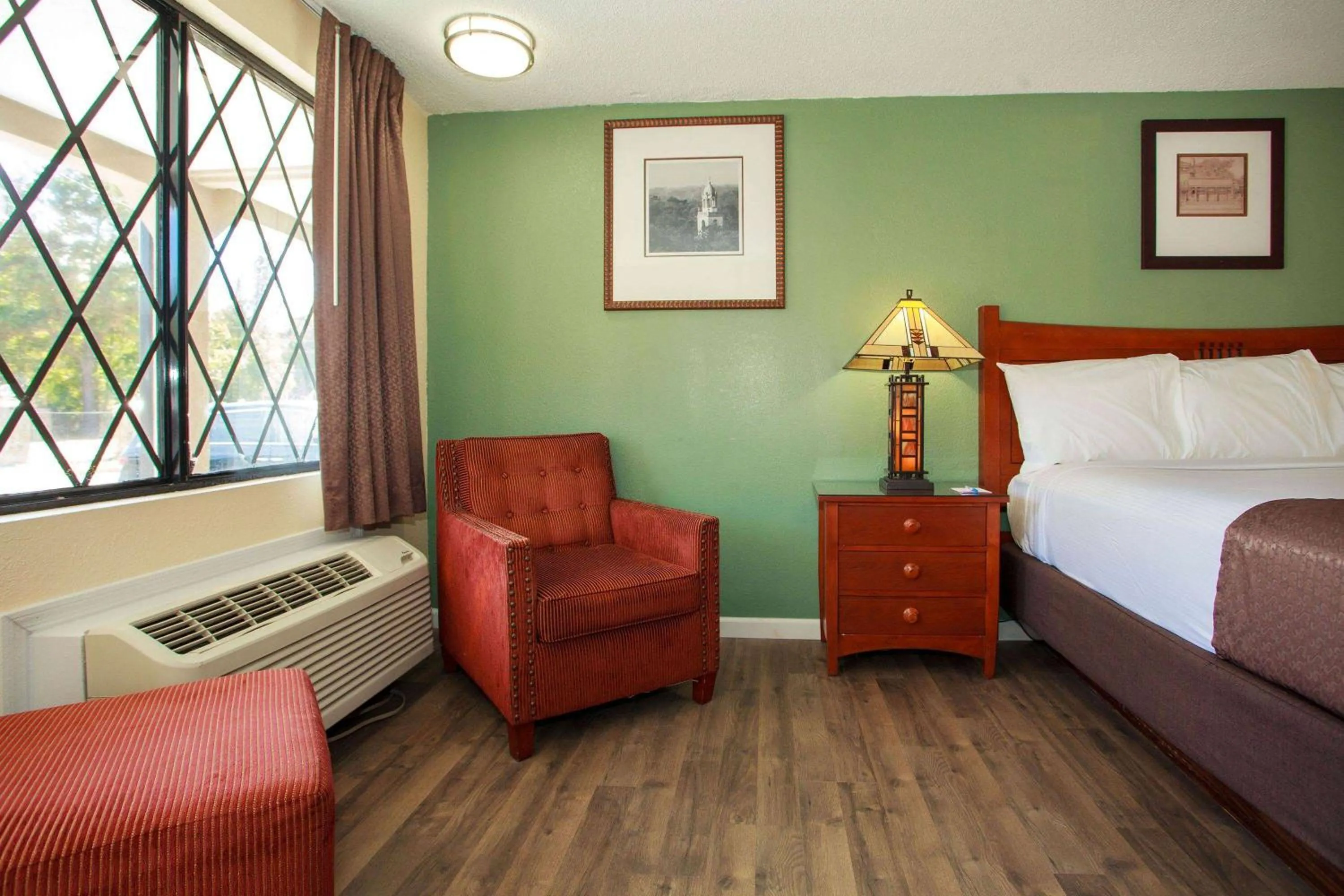 Photo of the whole room in Travelodge by Wyndham Macon West