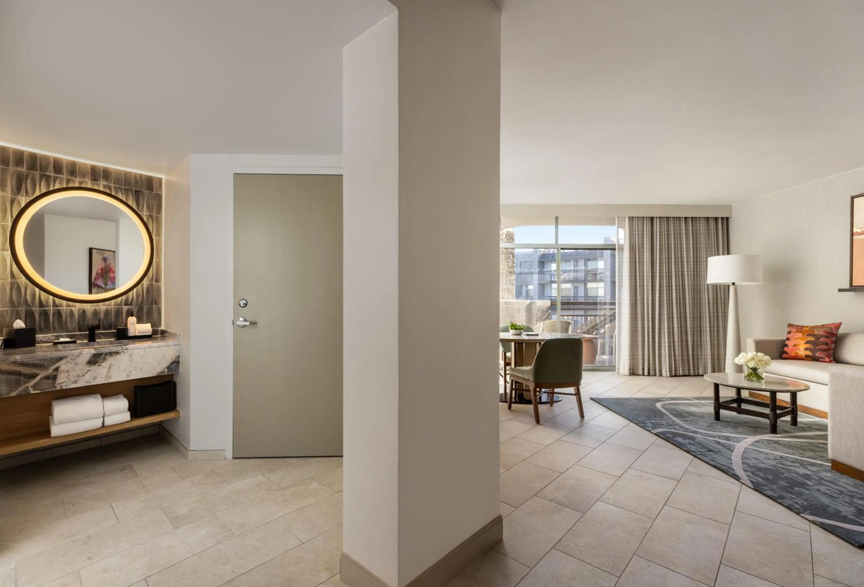 Seating area, Bed in Grand Hyatt Scottsdale Resort