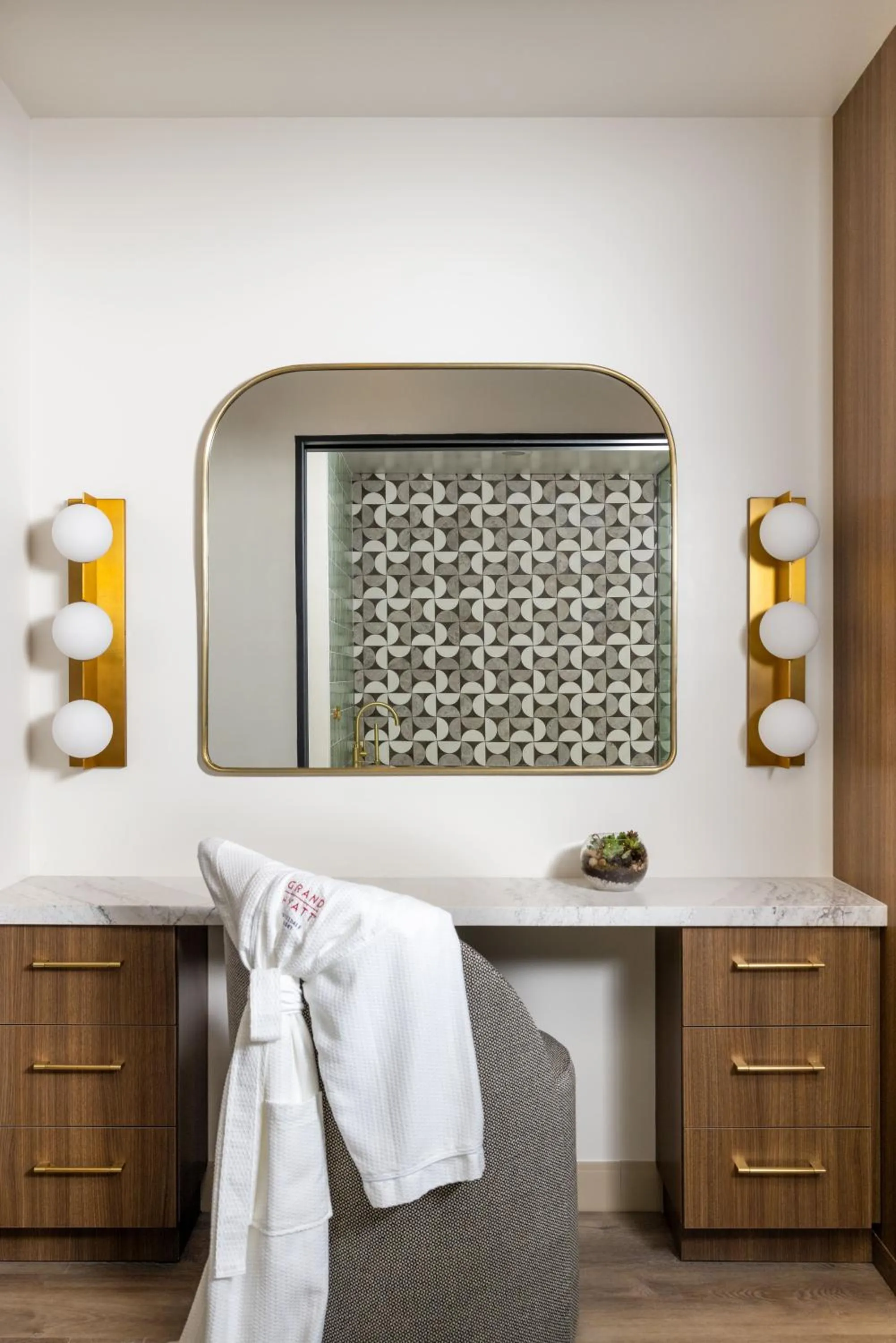 Seating area, Bed in Grand Hyatt Scottsdale Resort