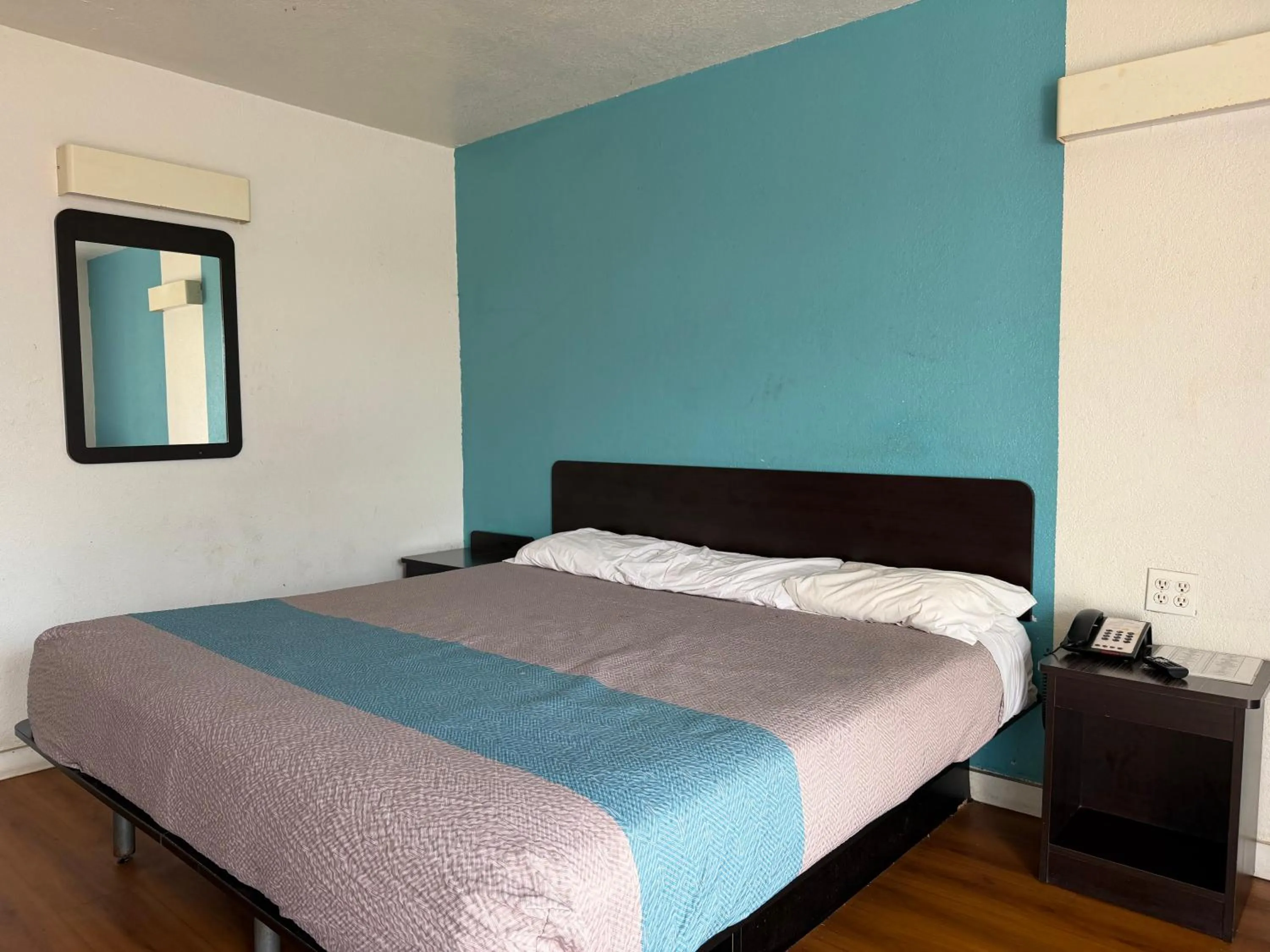 Bedroom, Bed in Trade Wind Motel Jacksonville TX US 69