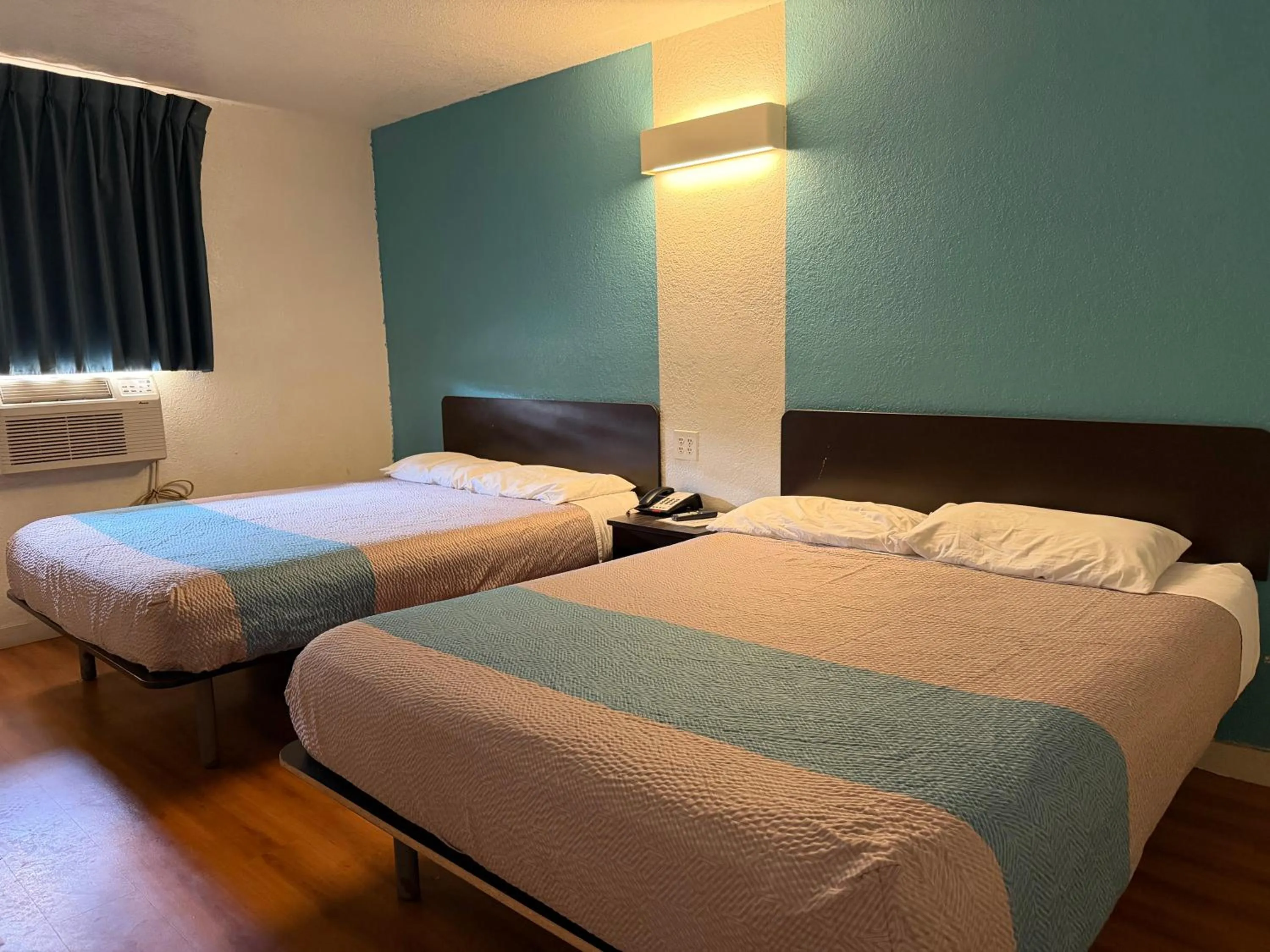 Bedroom, Bed in Trade Wind Motel Jacksonville TX US 69