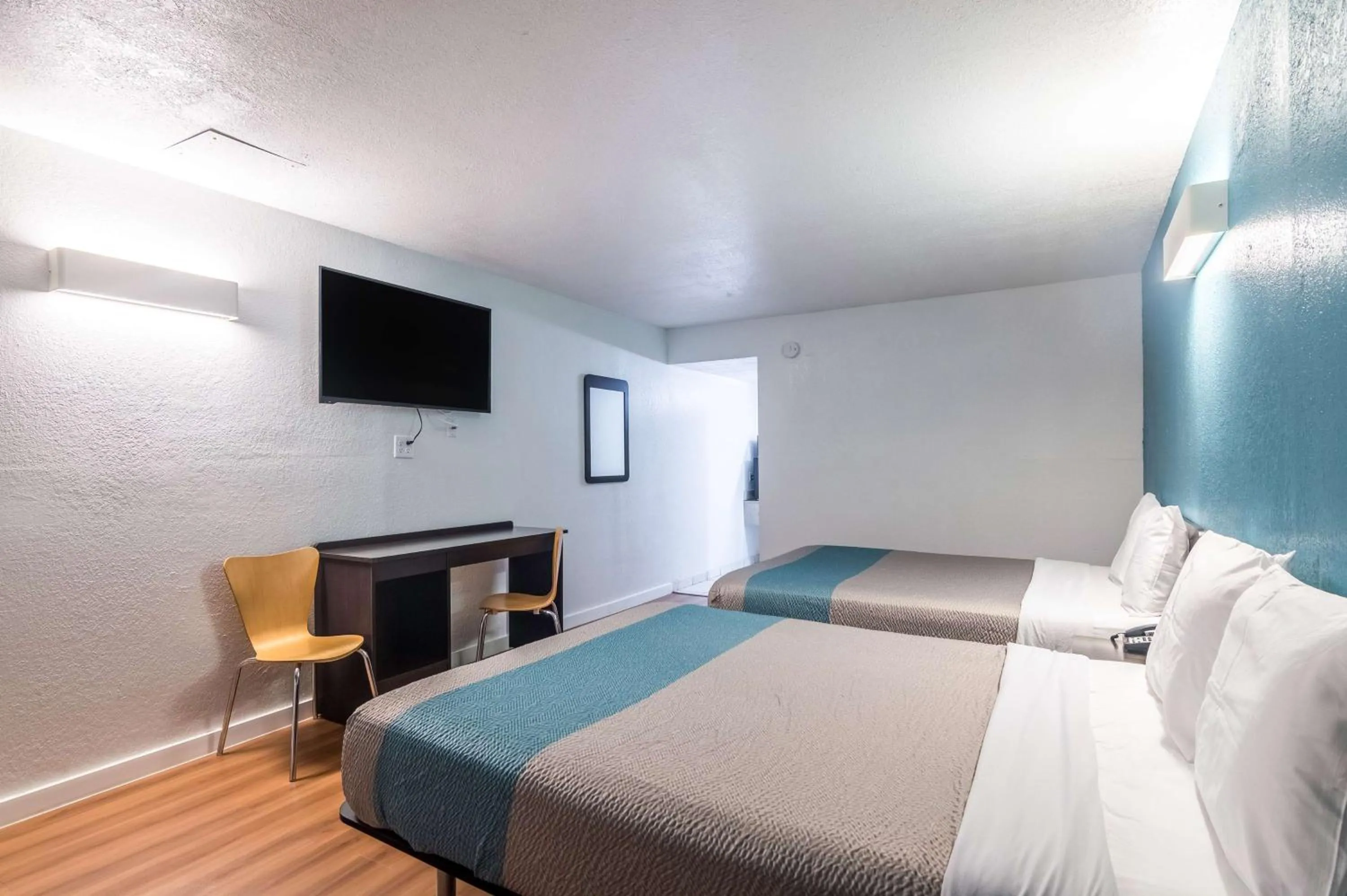 Photo of the whole room, Bed in Trade Wind Motel