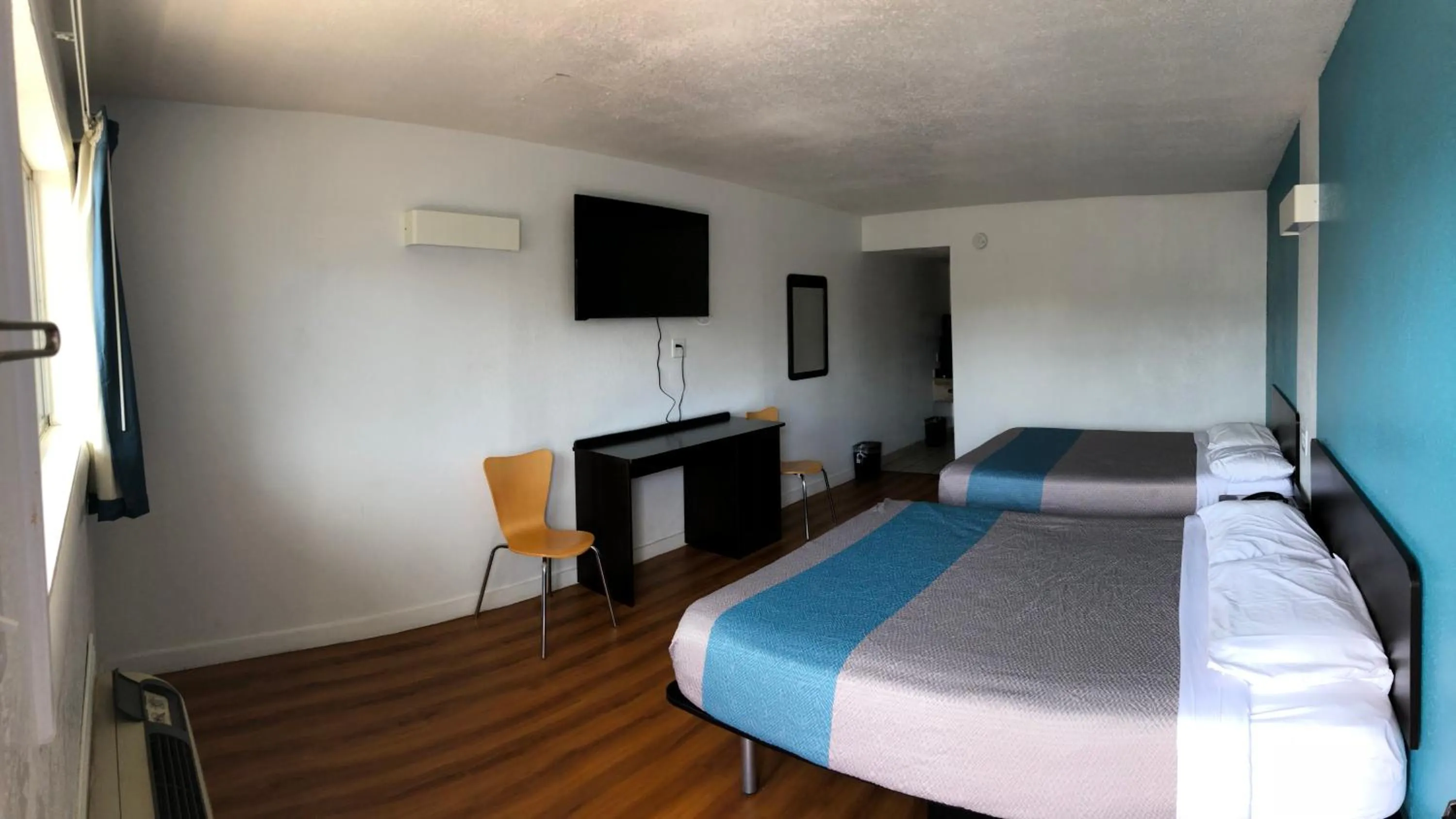 Bed in Trade Wind Motel