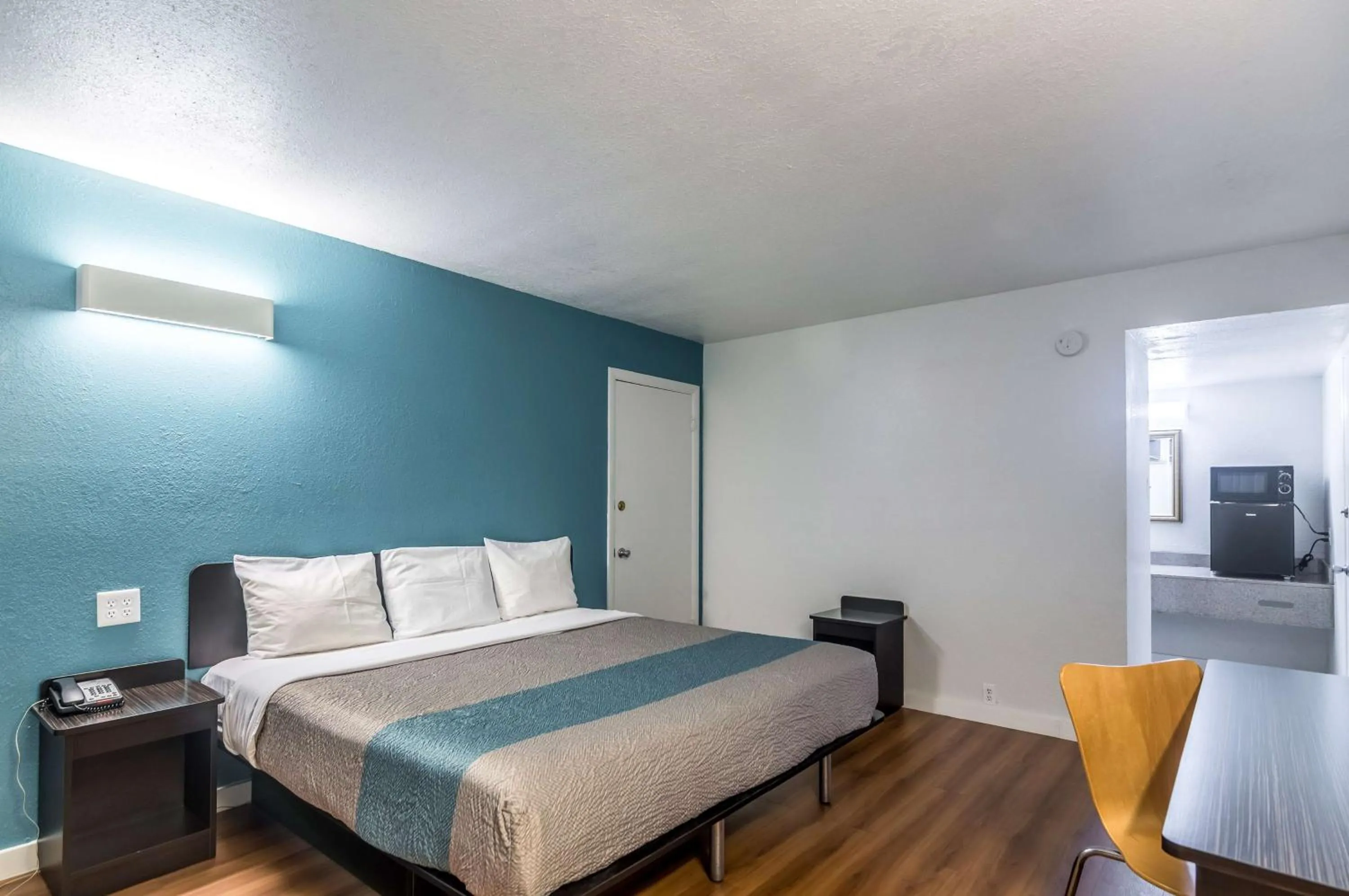 Photo of the whole room, Bed in Trade Wind Motel