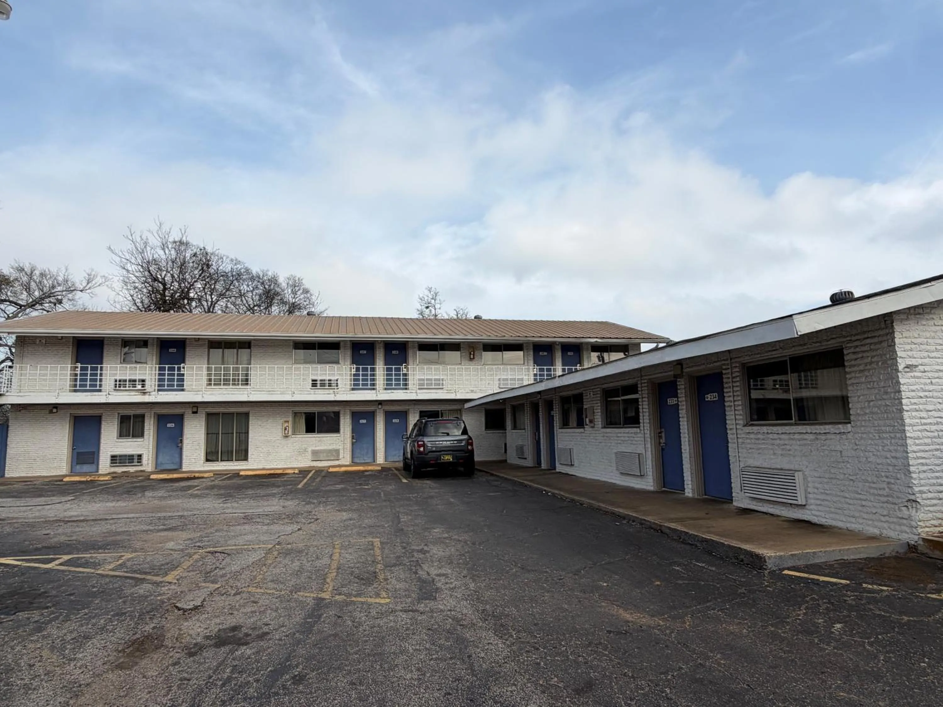 Parking in Trade Wind Motel Jacksonville TX US 69