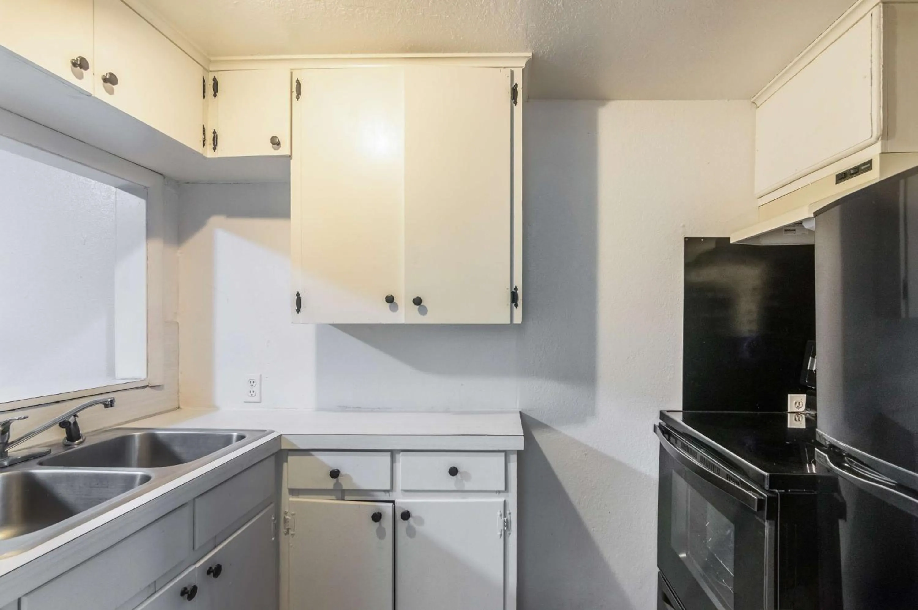 Photo of the whole room in Trade Wind Motel