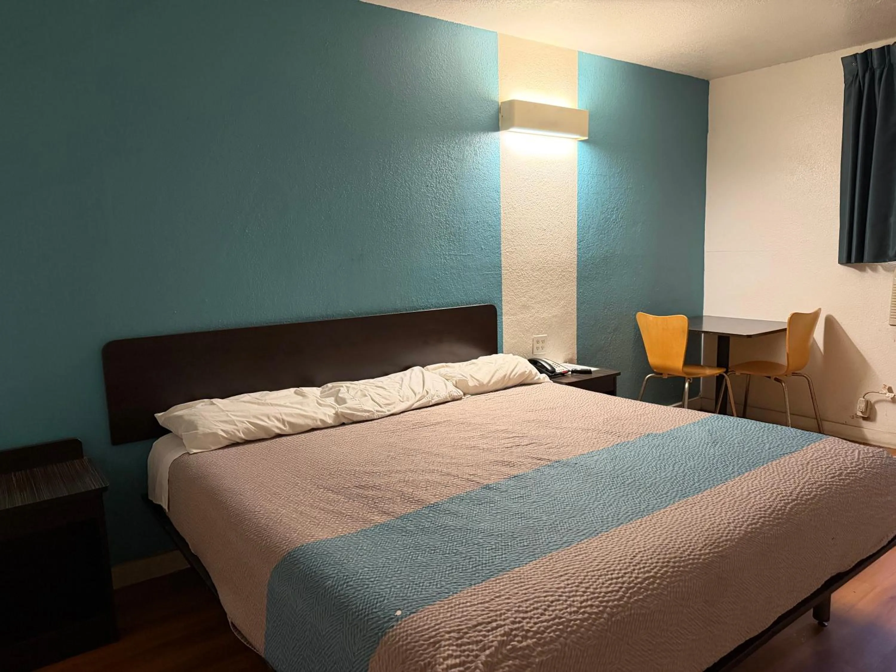 Bedroom, Bed in Trade Wind Motel Jacksonville TX US 69