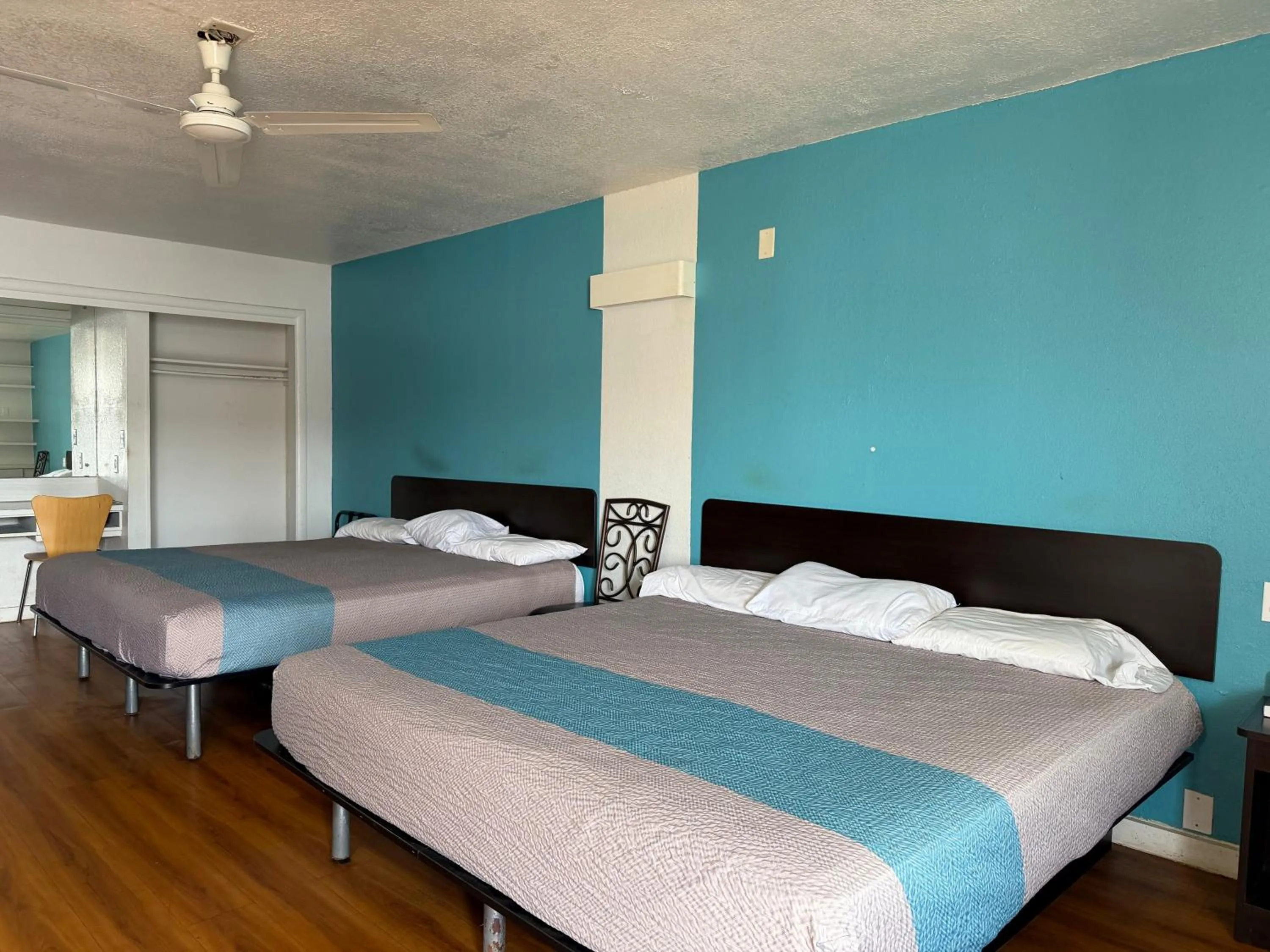 Bedroom, Bed in Trade Wind Motel Jacksonville TX US 69