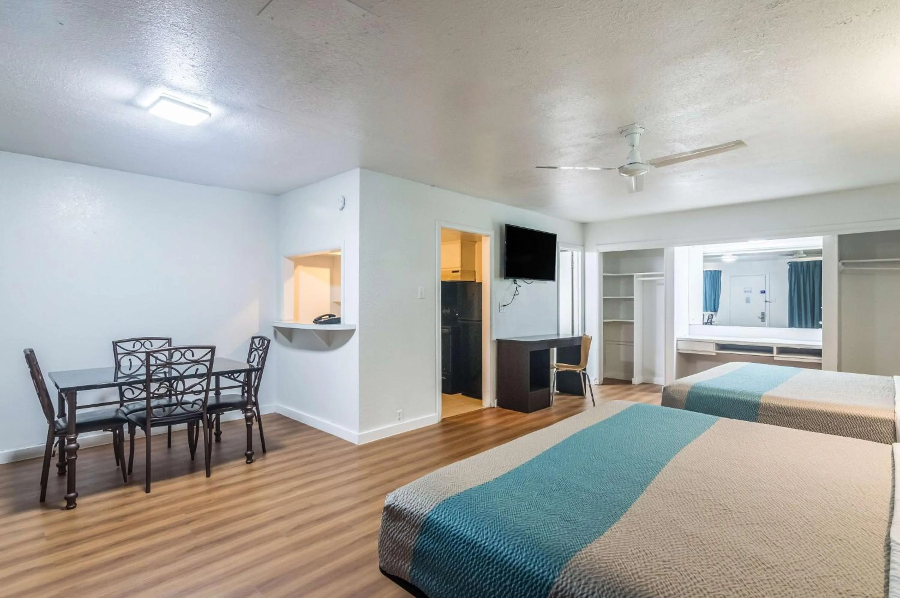 Photo of the whole room, Bed in Trade Wind Motel