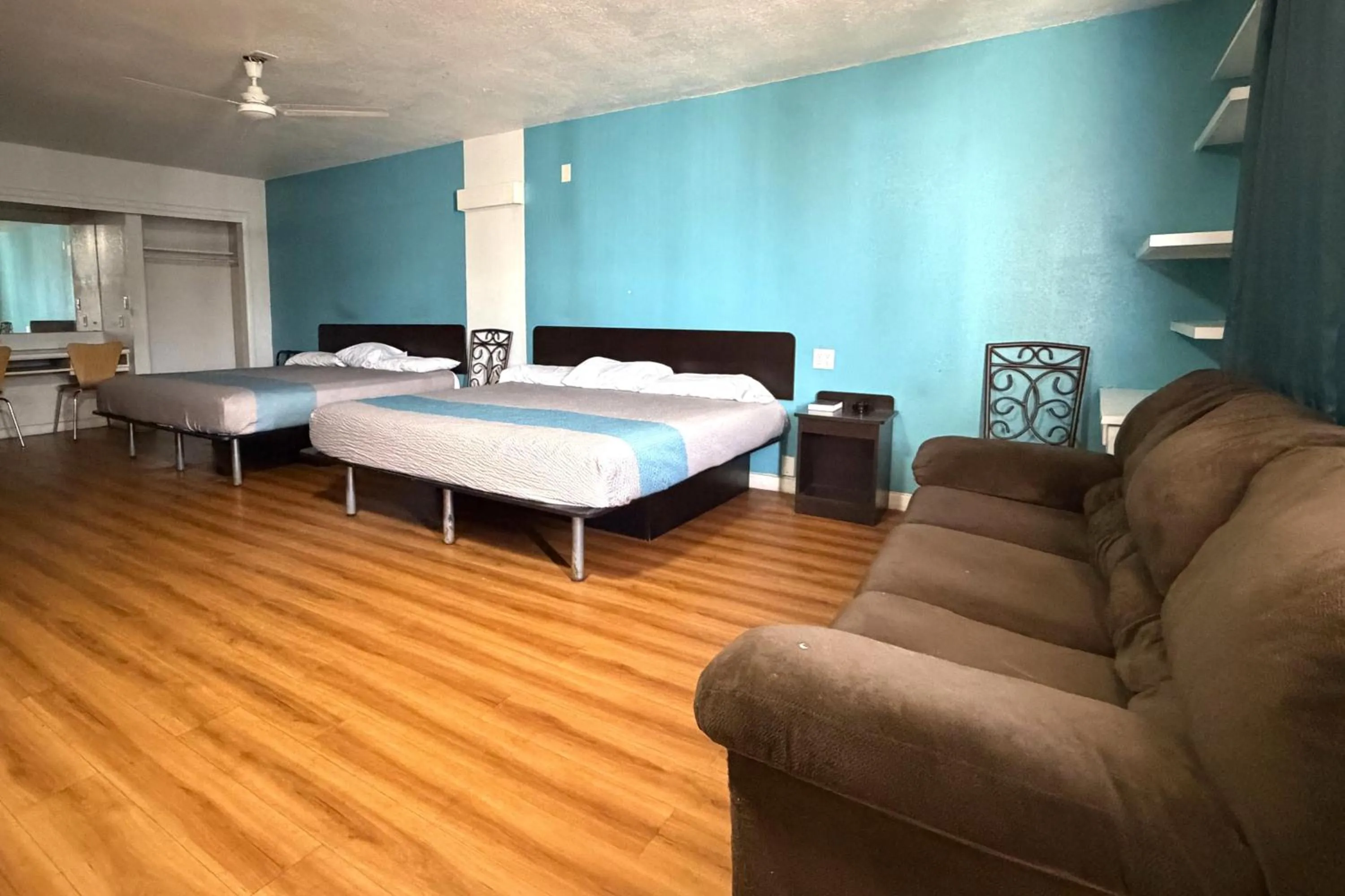 Seating area, Bed in Trade Wind Motel Jacksonville TX US 69