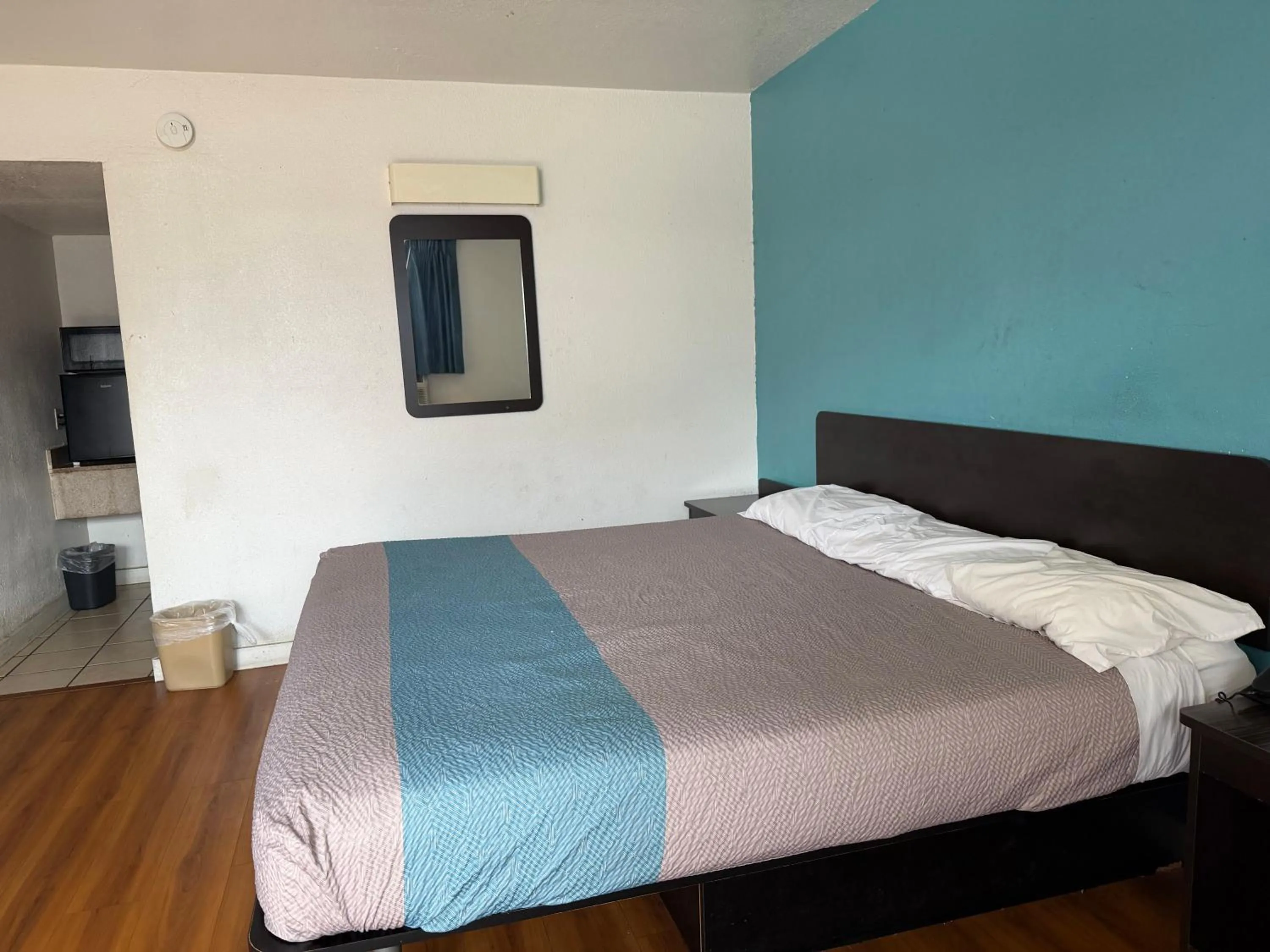 Bedroom, Bed in Trade Wind Motel Jacksonville TX US 69