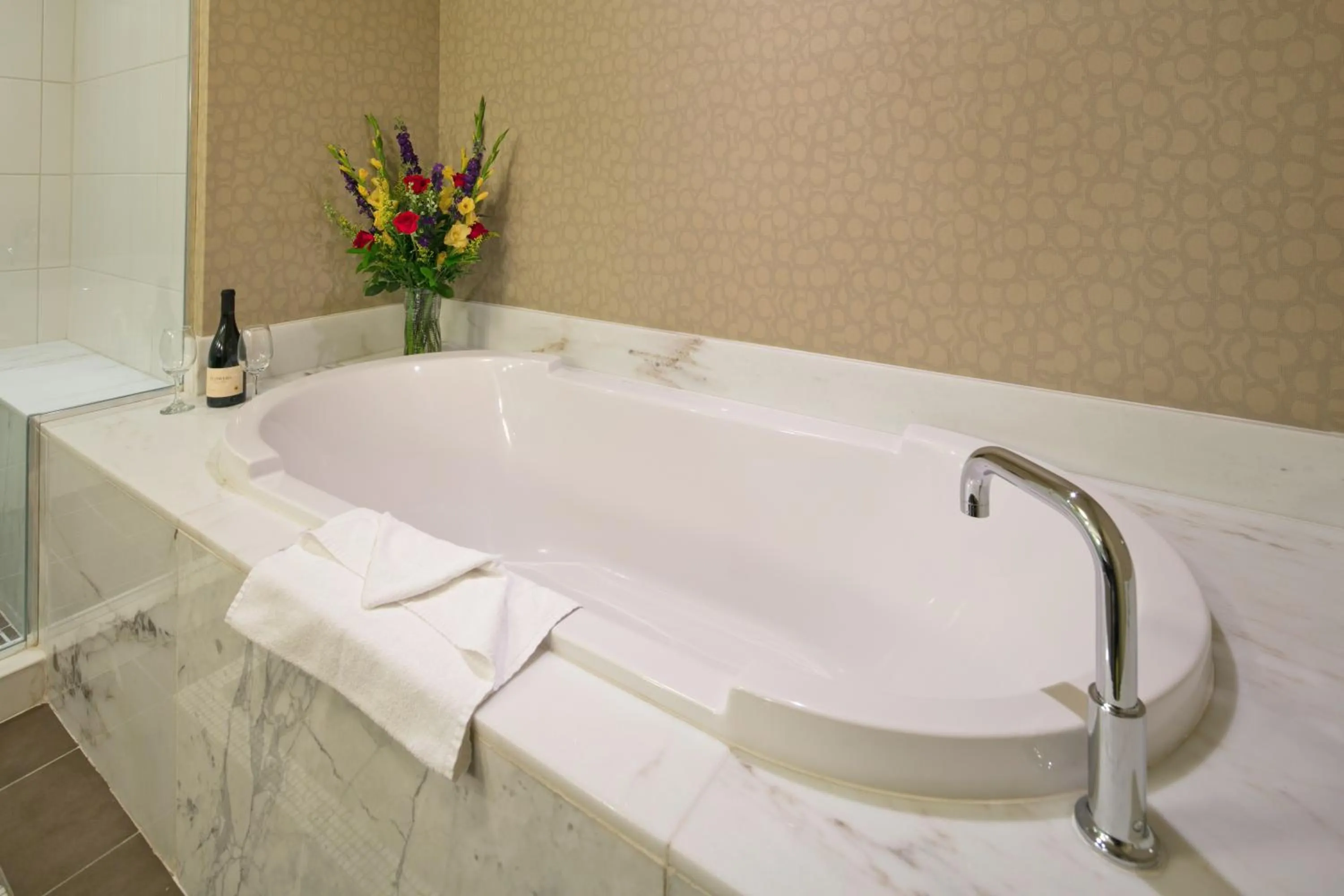 Bath in Isle Casino Hotel Bettendorf