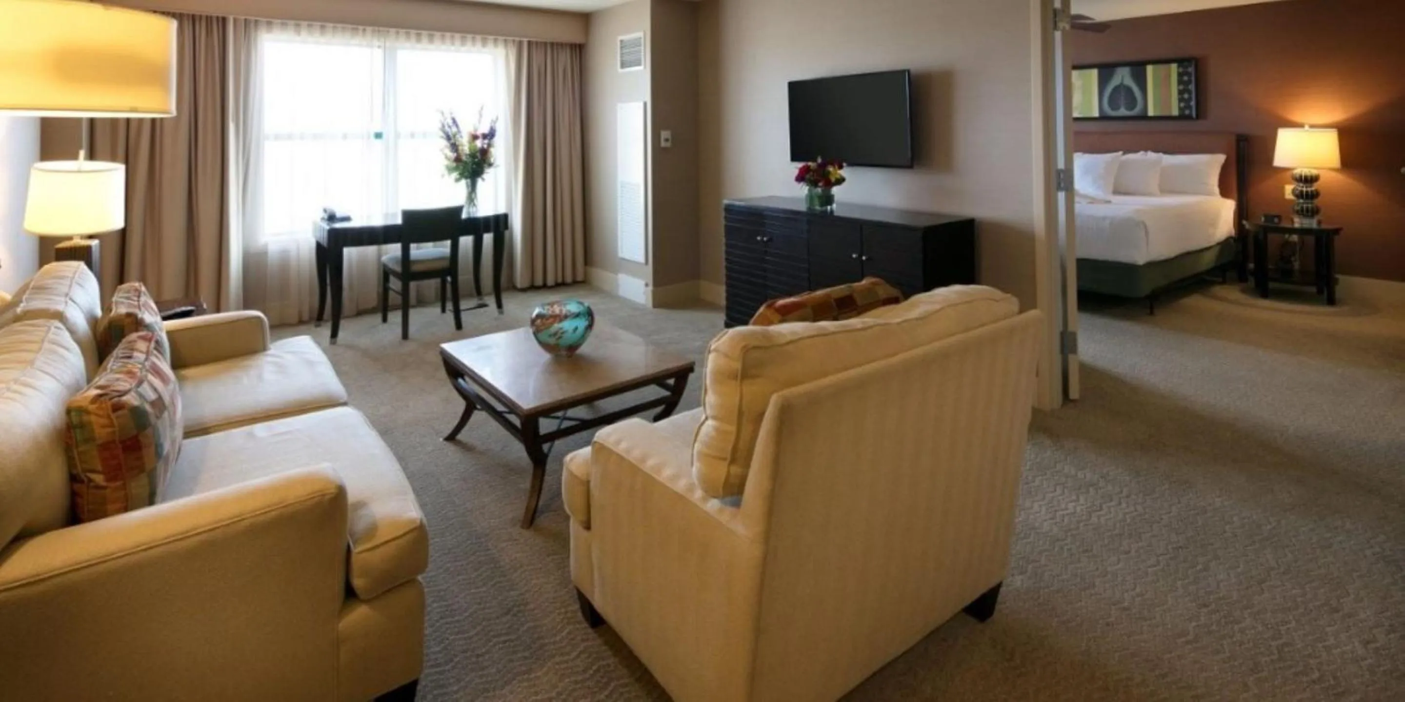 Seating area, Bed in Isle Casino Hotel Bettendorf