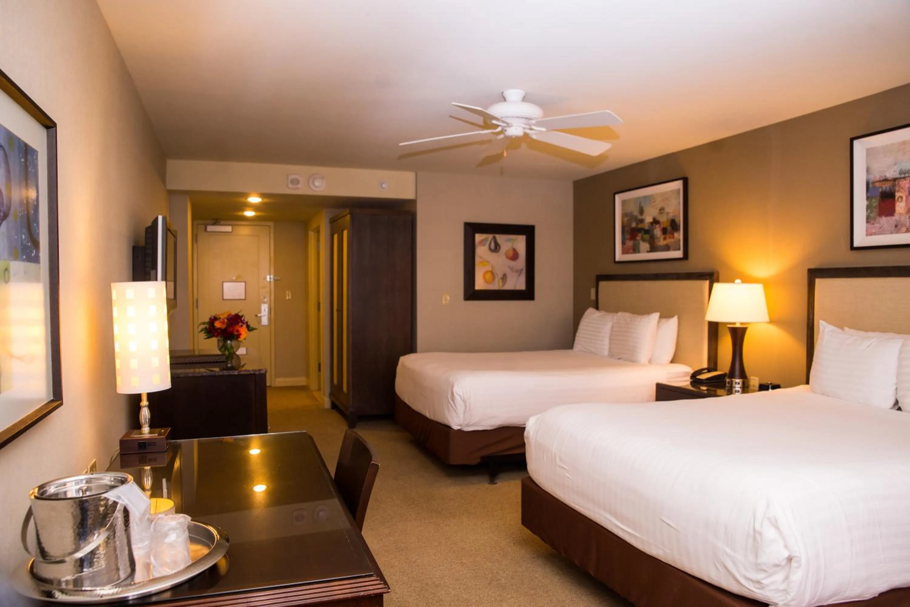 Photo of the whole room, Bed in Isle Casino Hotel Bettendorf