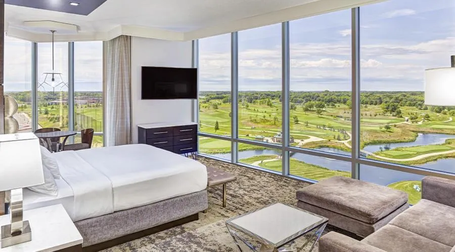 Golfcourse, Bed in Mystic Lake Casino Hotel