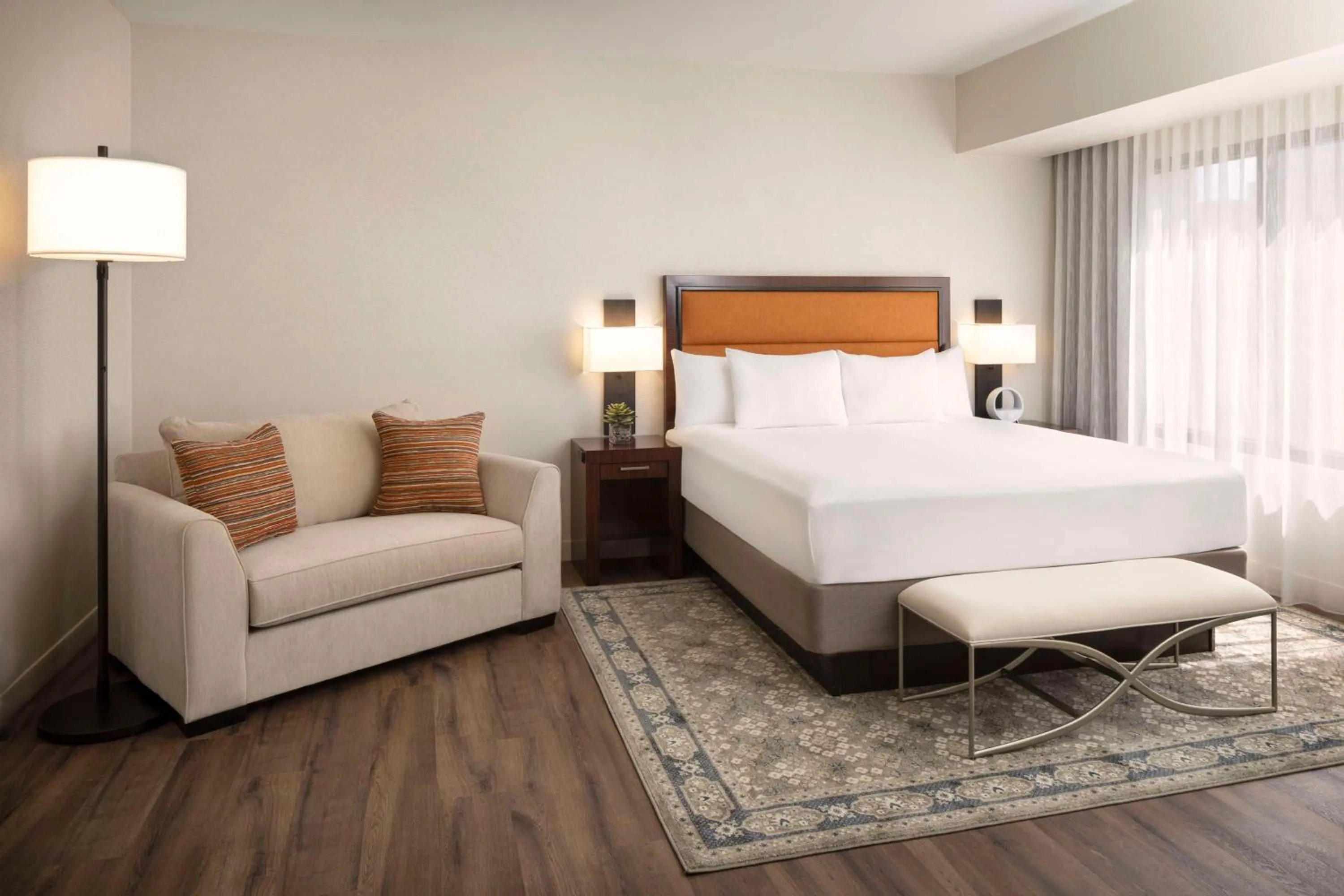 Photo of the whole room, Bed in Hyatt Regency Phoenix Downtown