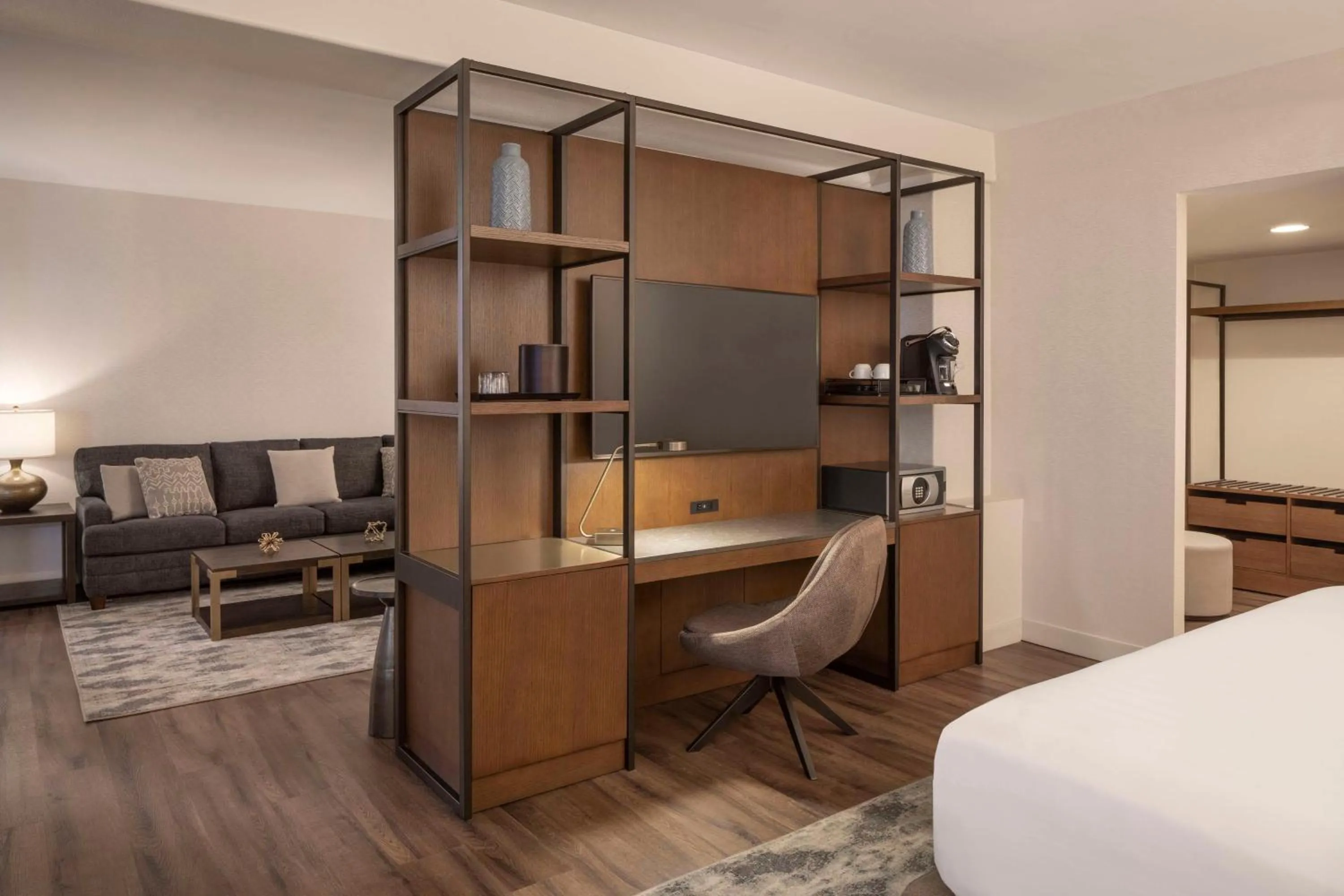 Photo of the whole room, Bed in Hyatt Regency Phoenix Downtown