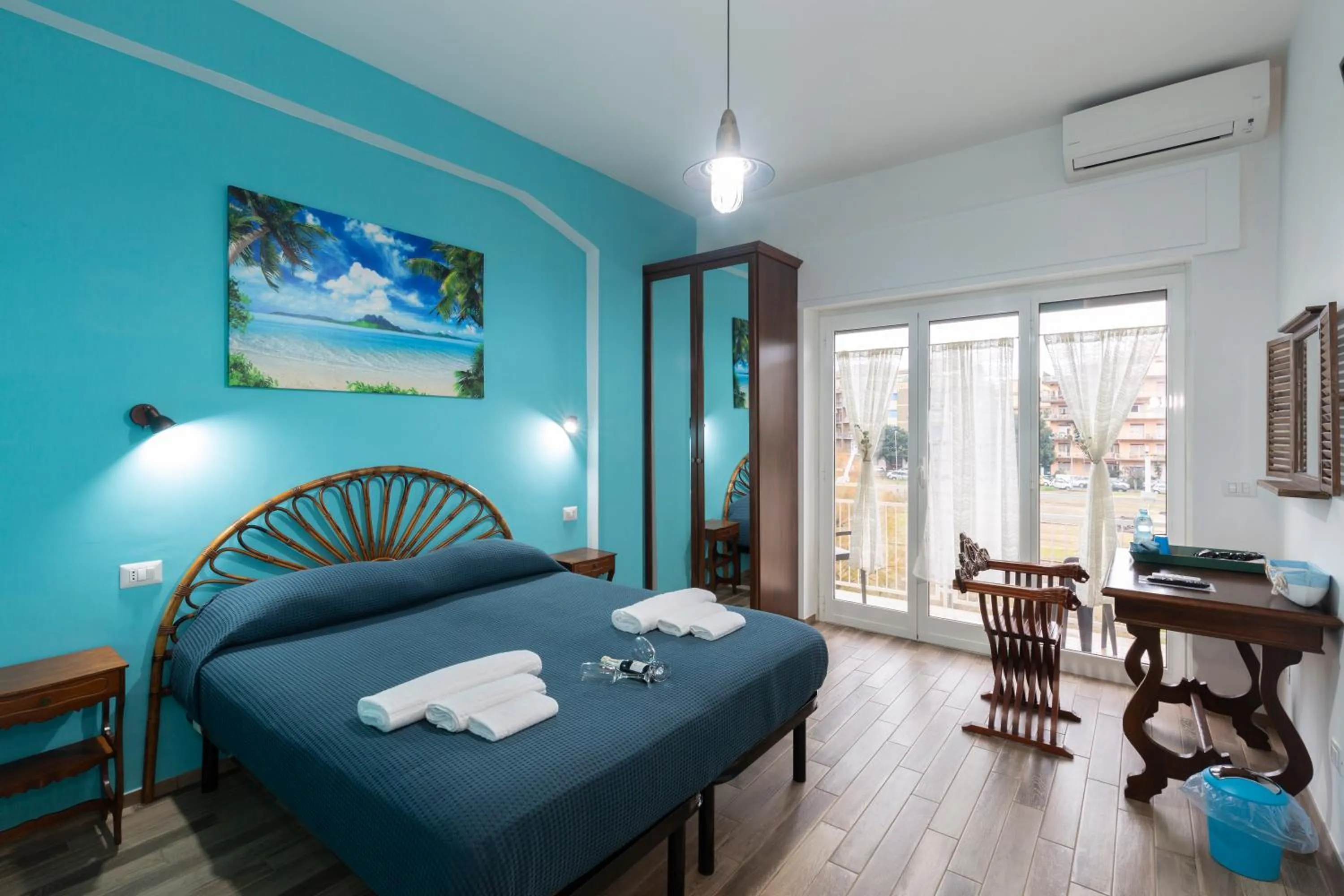 Photo of the whole room, Bed in ViOletta